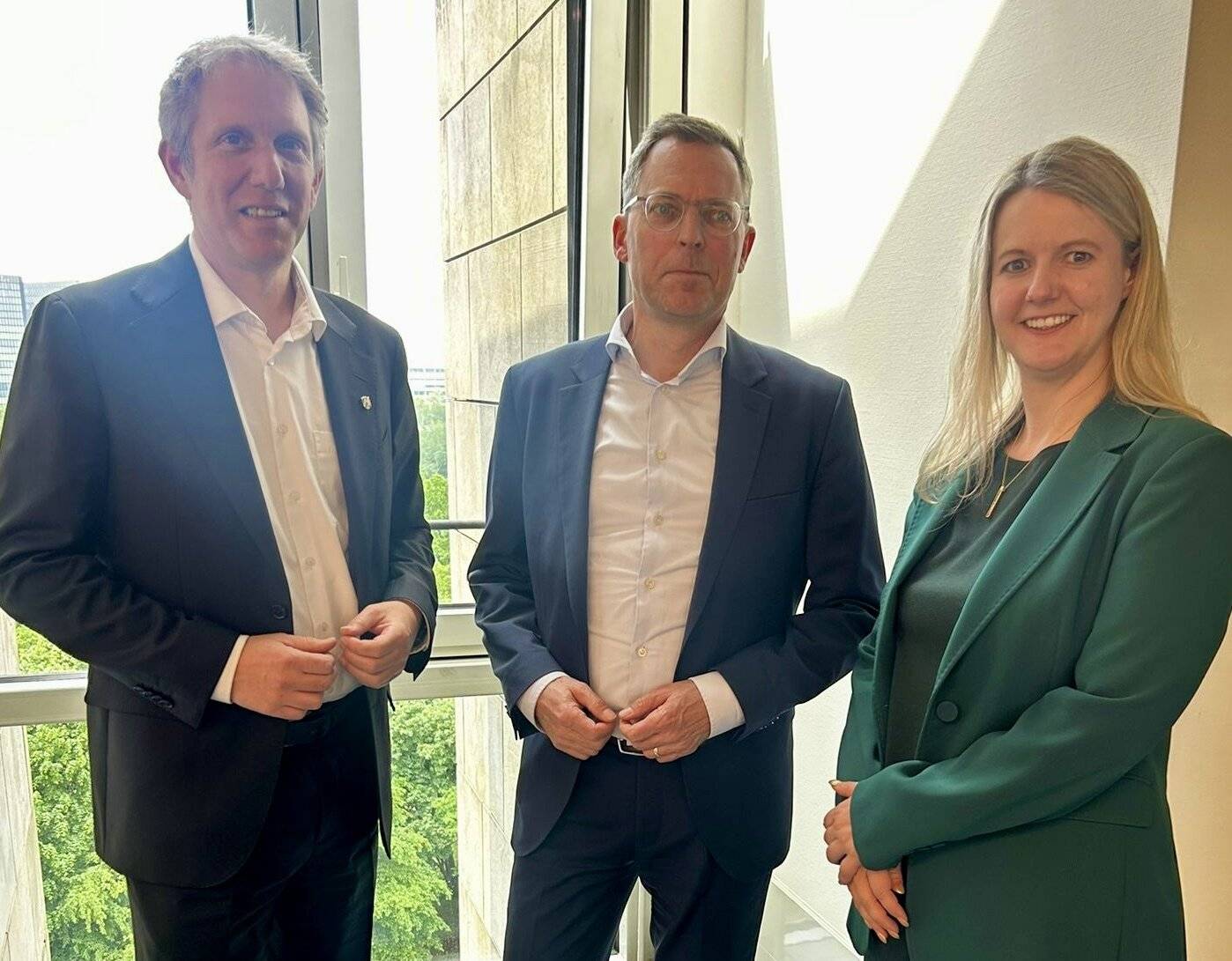  NRW-Bahnchef Dr. Jens Gräfer mit den beiden Landtagsabgeordneten Vanessa Odermatt und Jochen Klenner. 