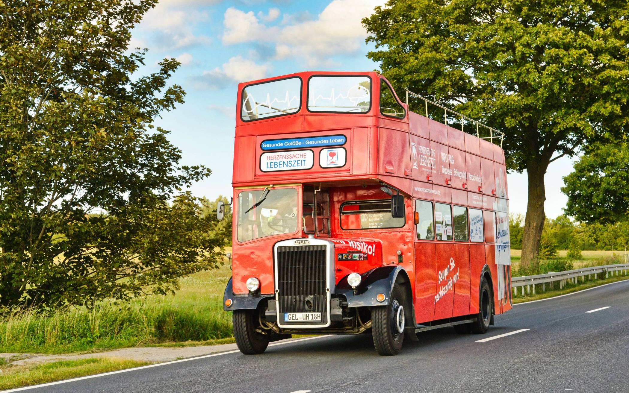 Der signalrote Londonbus der Aufklärungsinitiative „Herzenssache