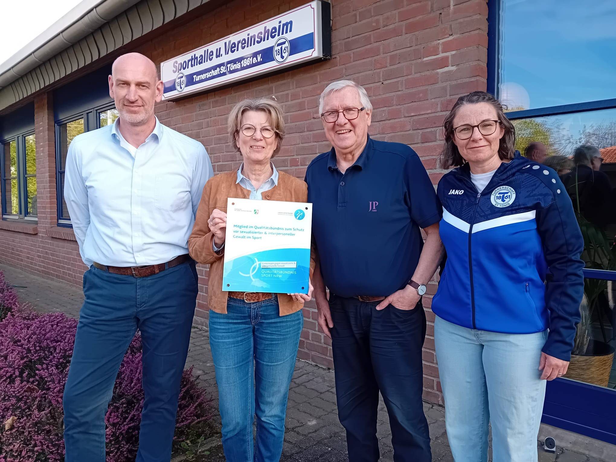  Stephan Drießen (1. Vorsitzender), Beate Jacobs und Rolf Nagels (Ansprechpartner und Vertrauenspersonen) und Kathrin Pohl (2. Vorsitzende, v.l.) freuen sich über die Aufnahme in das Qualitätsbündnis. 