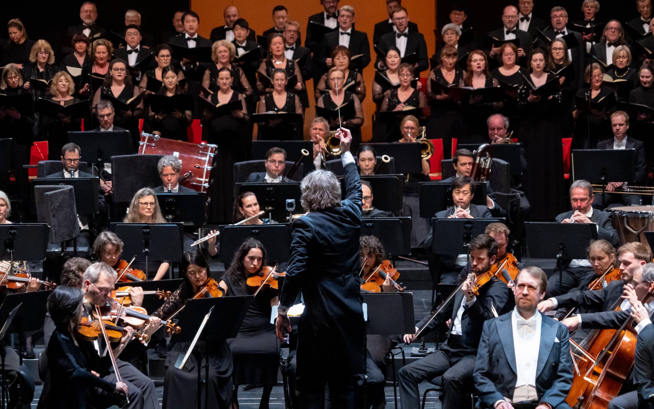 Generalmusikdirektor Mihkel Kütson mit den Niederrheinischen Sinfonikern, dem Opernchor und dem Niederrheinischen Konzertchor sowie Solist Matthias Wippich.