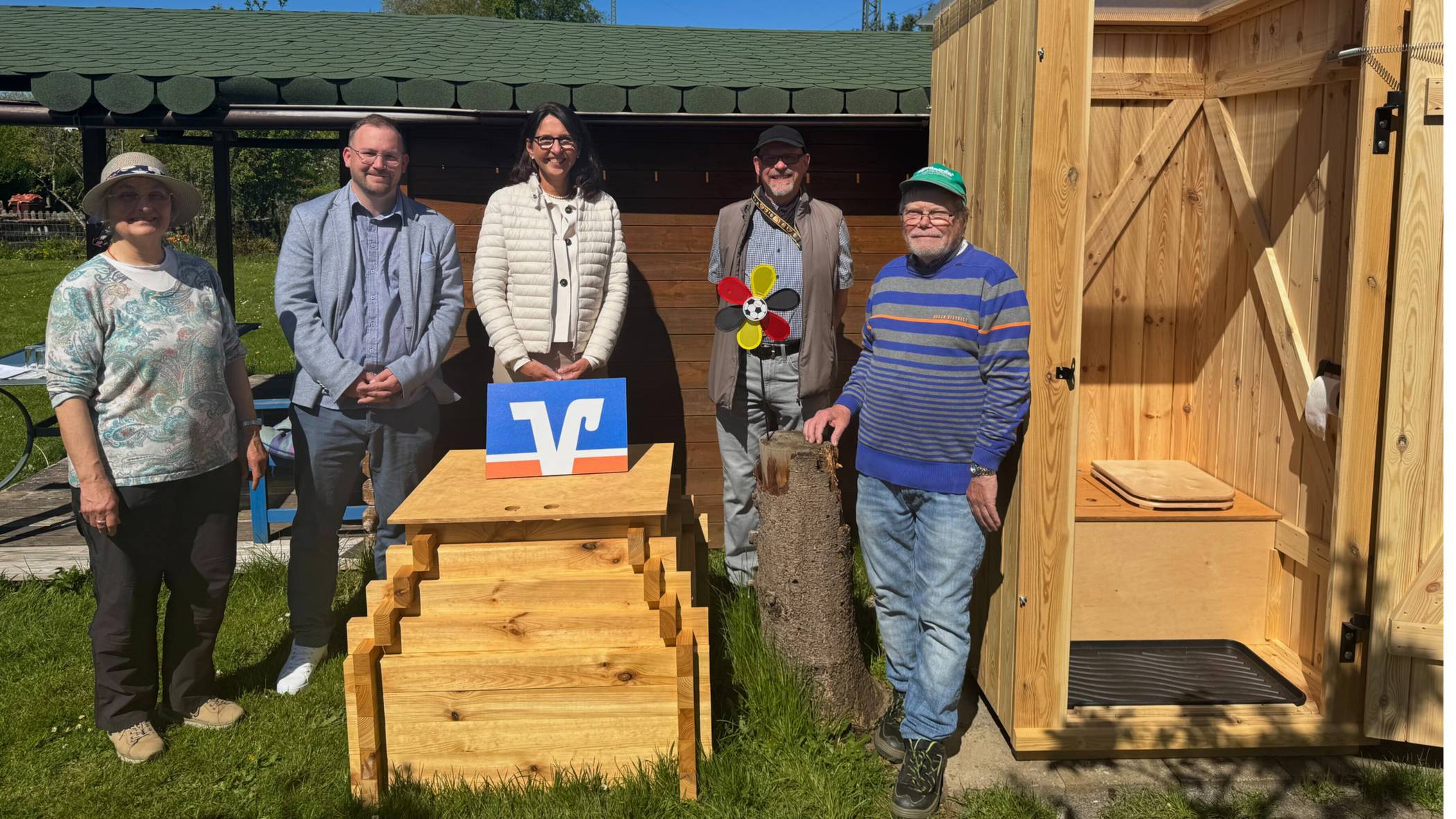  Katharina Löhrer (Fachberaterin), Marcel Hartwig (Vorsitzender KGV Eichenbrunnen e.V.), Sabine Reuter (Leiterin der Geschäftsstelle Viersen), Klaus Baber-Opdenbusch (2. Vorsitzender) und Klaus Haschke (Beisitzer) vor der Komposttoilette im KGV Eichenbrunnen (v.l.) 