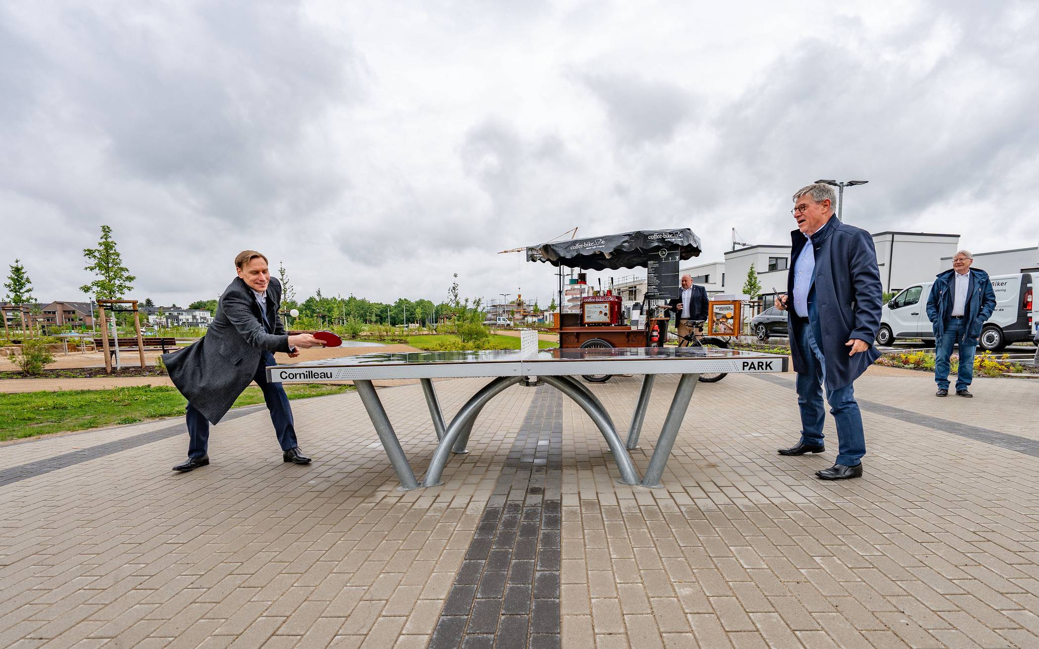 Kleines Tischtennis-Match zwischen Dr. Ulrich Schückhaus (r.) und Jens...