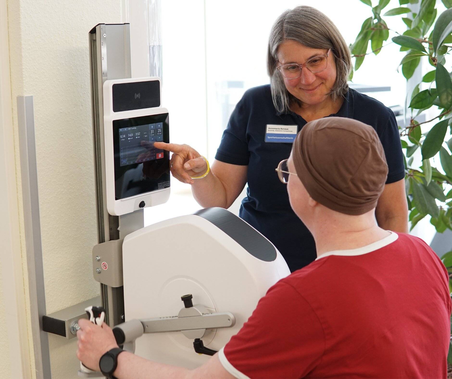  Trainingstherapie OTT®-Therapeutin Annemarie Renaux mit der Patientin. 