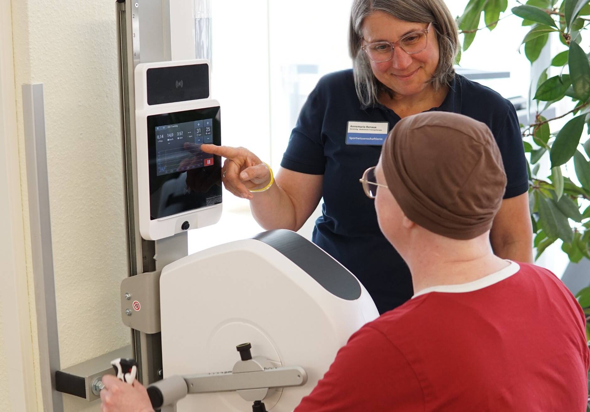Trainingstherapie OTT®-Therapeutin Annemarie Renaux mit der
