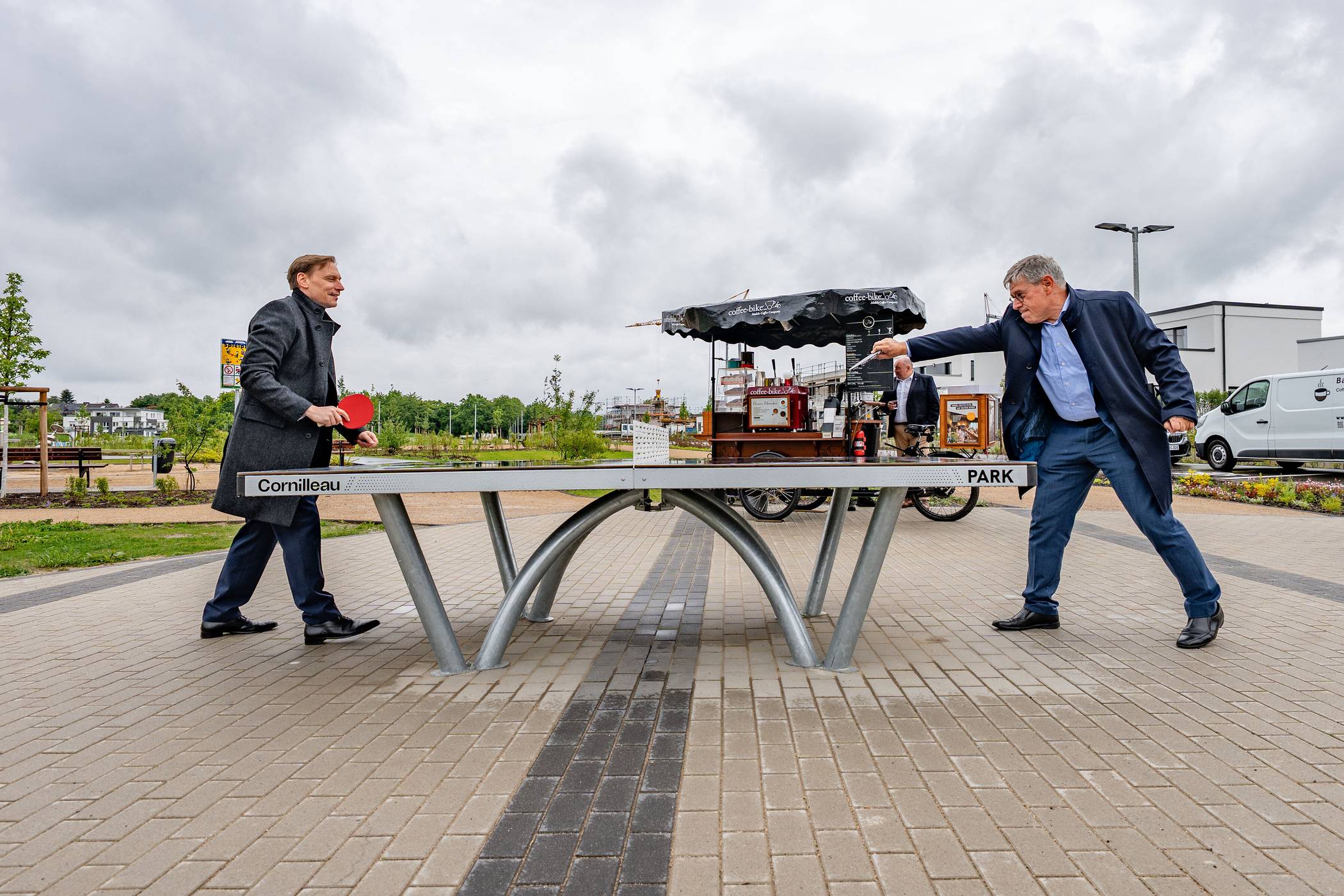  Im Spiel- und Outdoorbereich des neuen Wohnquartiers Flipsenpesch griffen Dr. Ulrich Schückhaus (r.) und Jens Hostenbach zu den Tischtennisschlägern.  