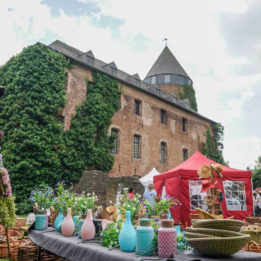 Das bunte Markttreiben rund um die Burg lädt zum Bummeln ein.   