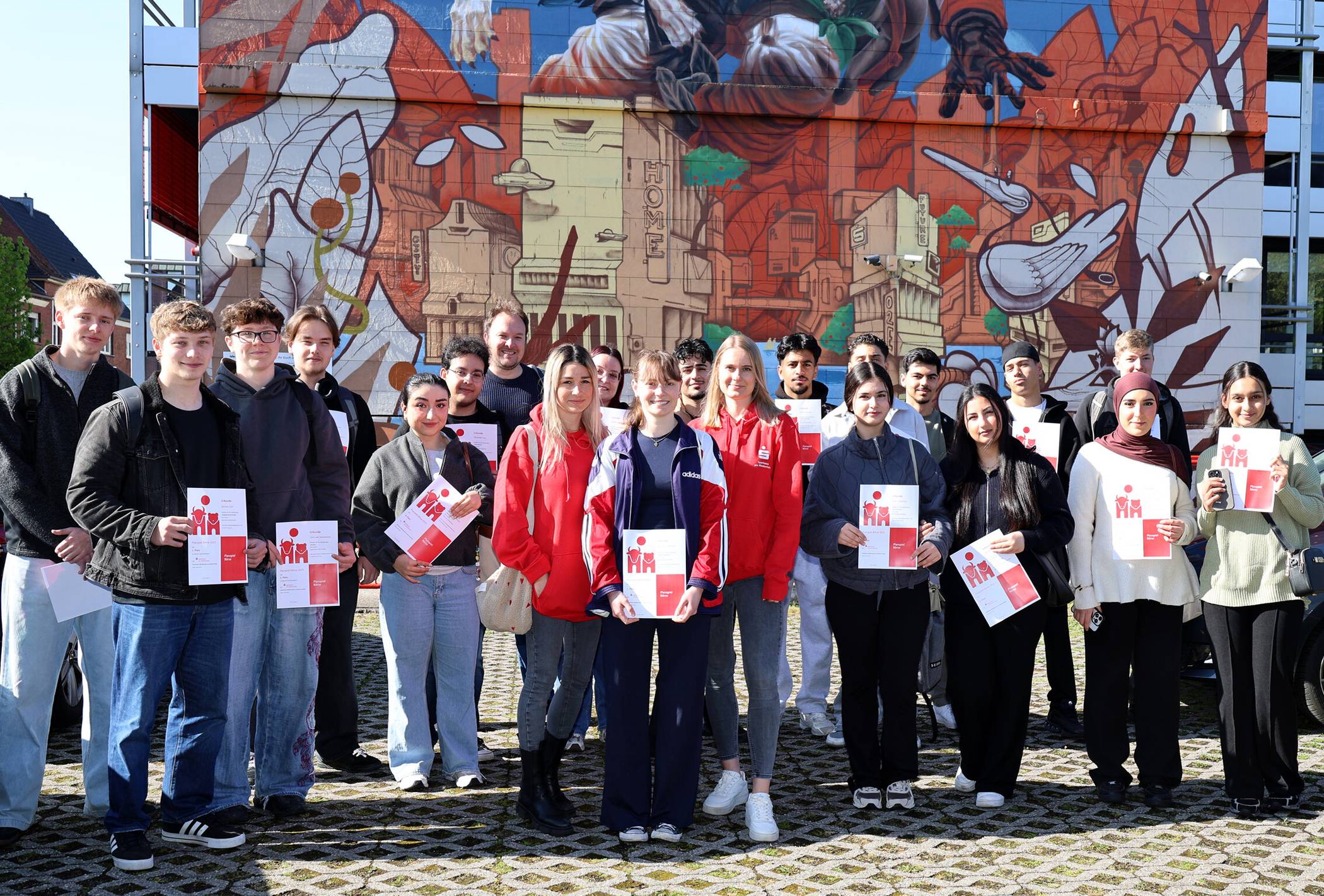 Zur Siegerehrung lud die Sparkasse am Niederrhein die besten Schülerteams beim Planspiel Börse zu einem erlebnisreichen Nachmittag in den Movie-Park ein. Inmitten der Reisegruppe steht Amelie Lankhorst vom Mercator-Berufskolleg, die mit ihrem Team ‚ColienundAmelie‘ den mit 500 Euro dotierten Hauptpreis gewann. Es gratulieren herzlich: Vanessa Schmeck (l.) und Lena Kempken (r.). 