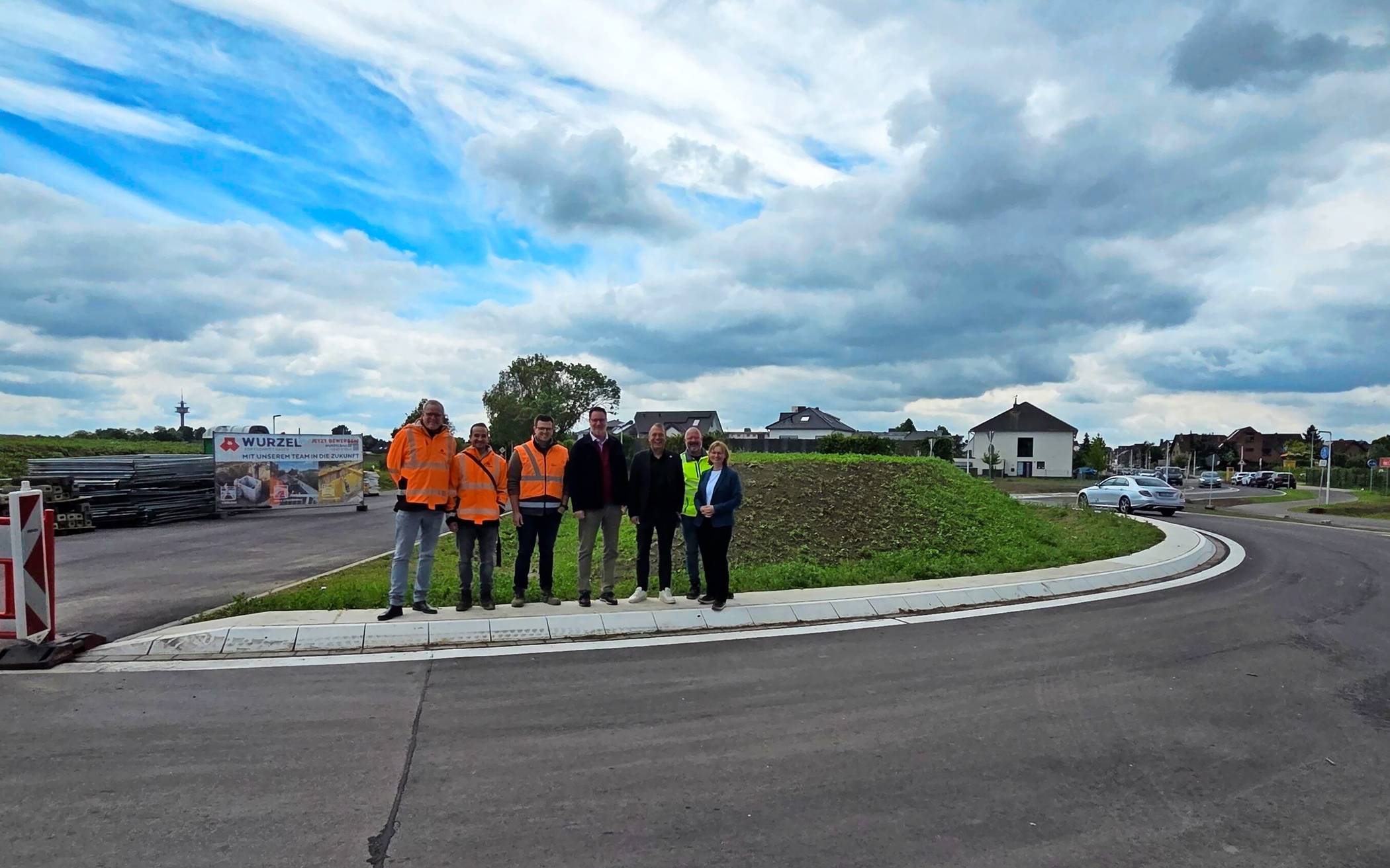  So gut wie offiziell abgeschlossen ist die Baumaßnahme Kreisverkehr Korschenbroicher Straße/Ecke Willicher Straße. Unser Foto zeigt (von links) Technischer Geschäftsführer Raoul Duwenkamp, Projektleiter Hüseyin Cakit, Bauleiter Peter Kappertz (Firma Wurzelbau), Erster und Technischer Beigeordneter Gregor Nachtwey, Bürgermeister Christian Pakusch, Jochen Thißen vom Abwasserbetrieb der Stadt Willich und Geschäftsbereichsleiterin Natascha Gribkowski (Bereich Landschaft und Straßen).  