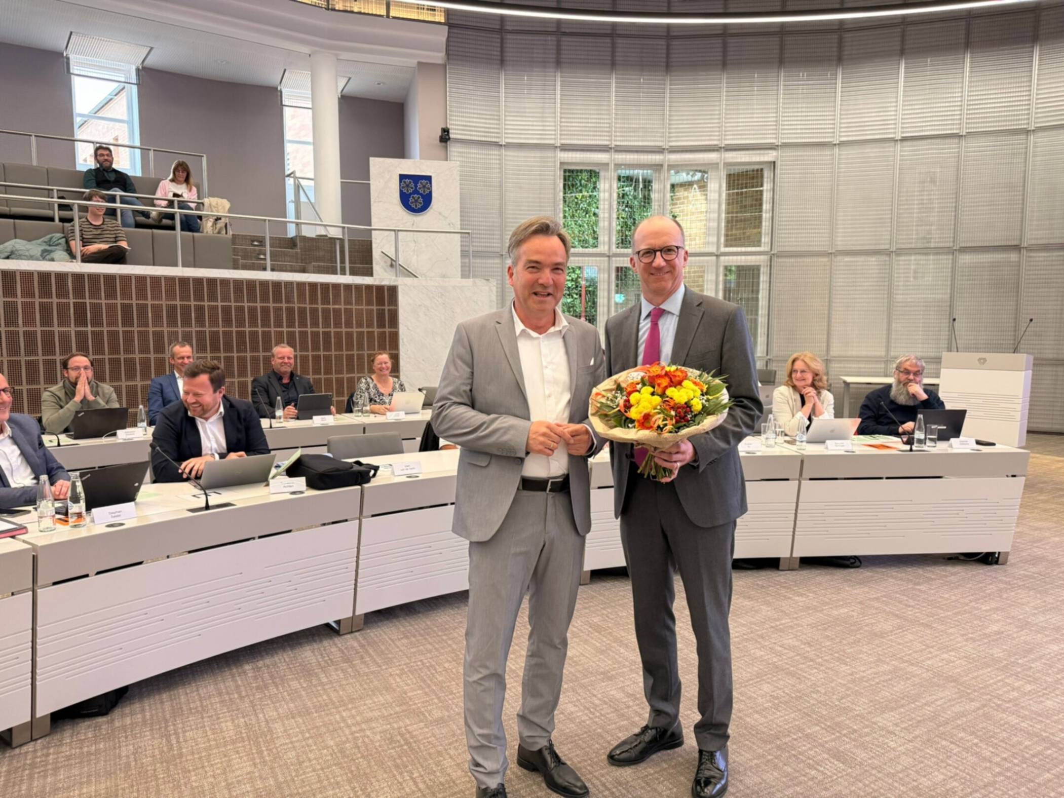 Bürgermeister Christoph Hopp (links) war der erste Gratulant von Thomas Dückers, der wahrscheinlich nach der Sommerpause seinen neuen Posten antreten wird. 