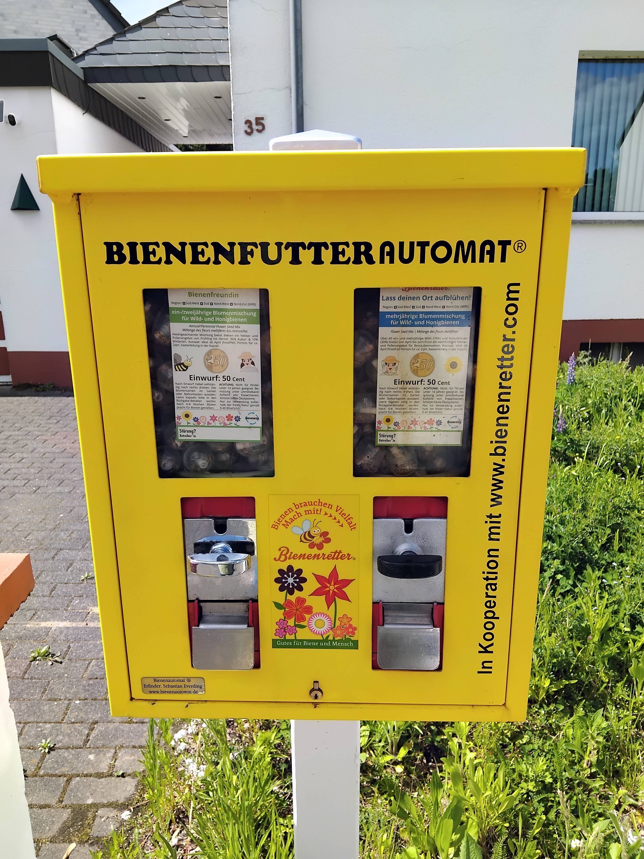  Der Bienenfutterautomat steht am Kampweg 35.   
