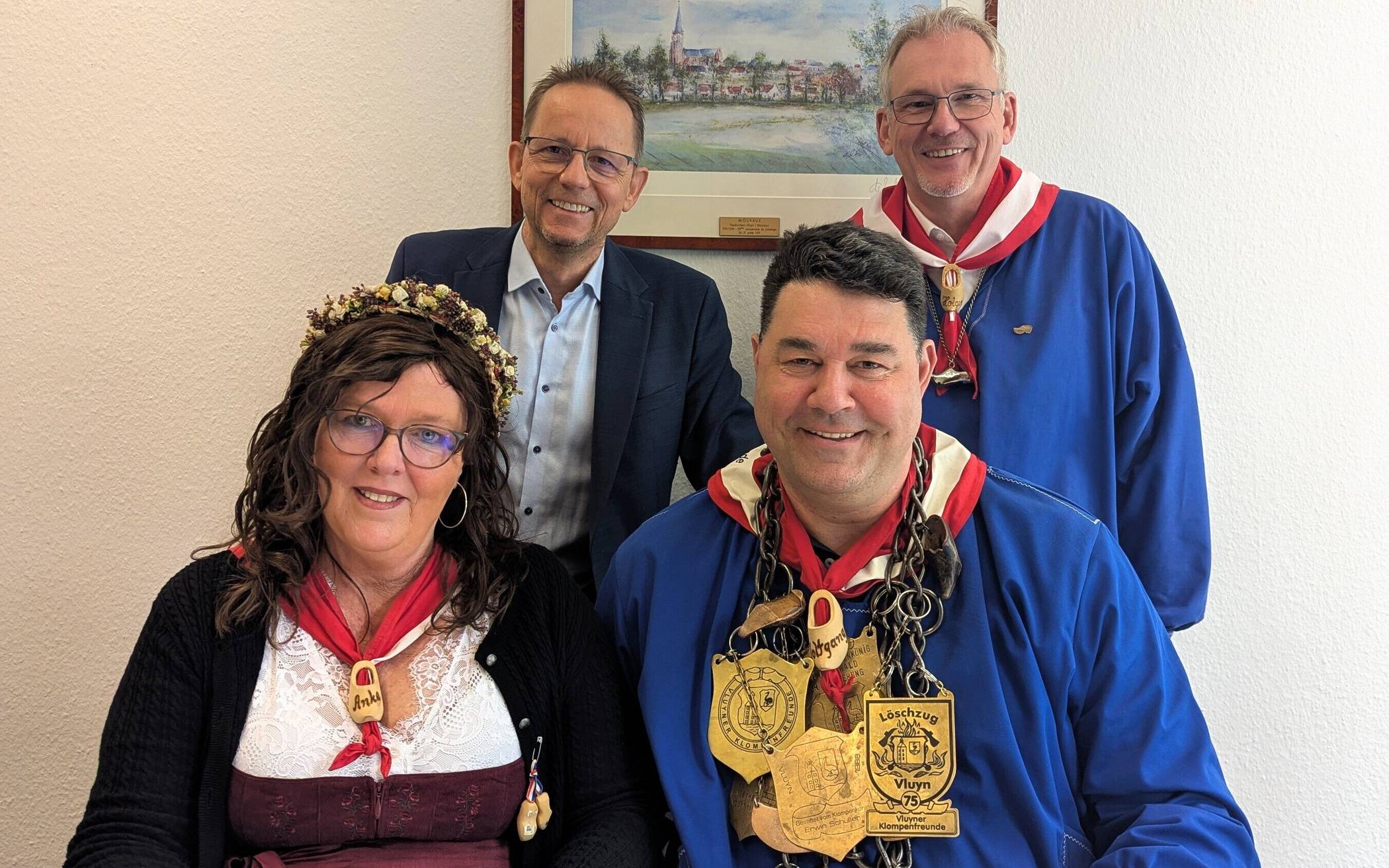  Das Klompenkönigspaar Anke und Wolfgang Aust mit Bürgermeister Dirk Schauenberg sowie Holger Teller (Vorsitzender der Vluyner Klompenfreunde). 