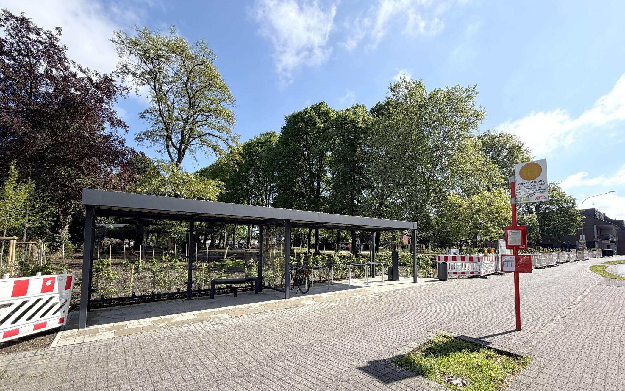 Die Haltestelle Zehnthofstraße wurde im Rahmen der Umbaugestaltung Kurt-Schumacher-Park modernisiert und aufgewertet
