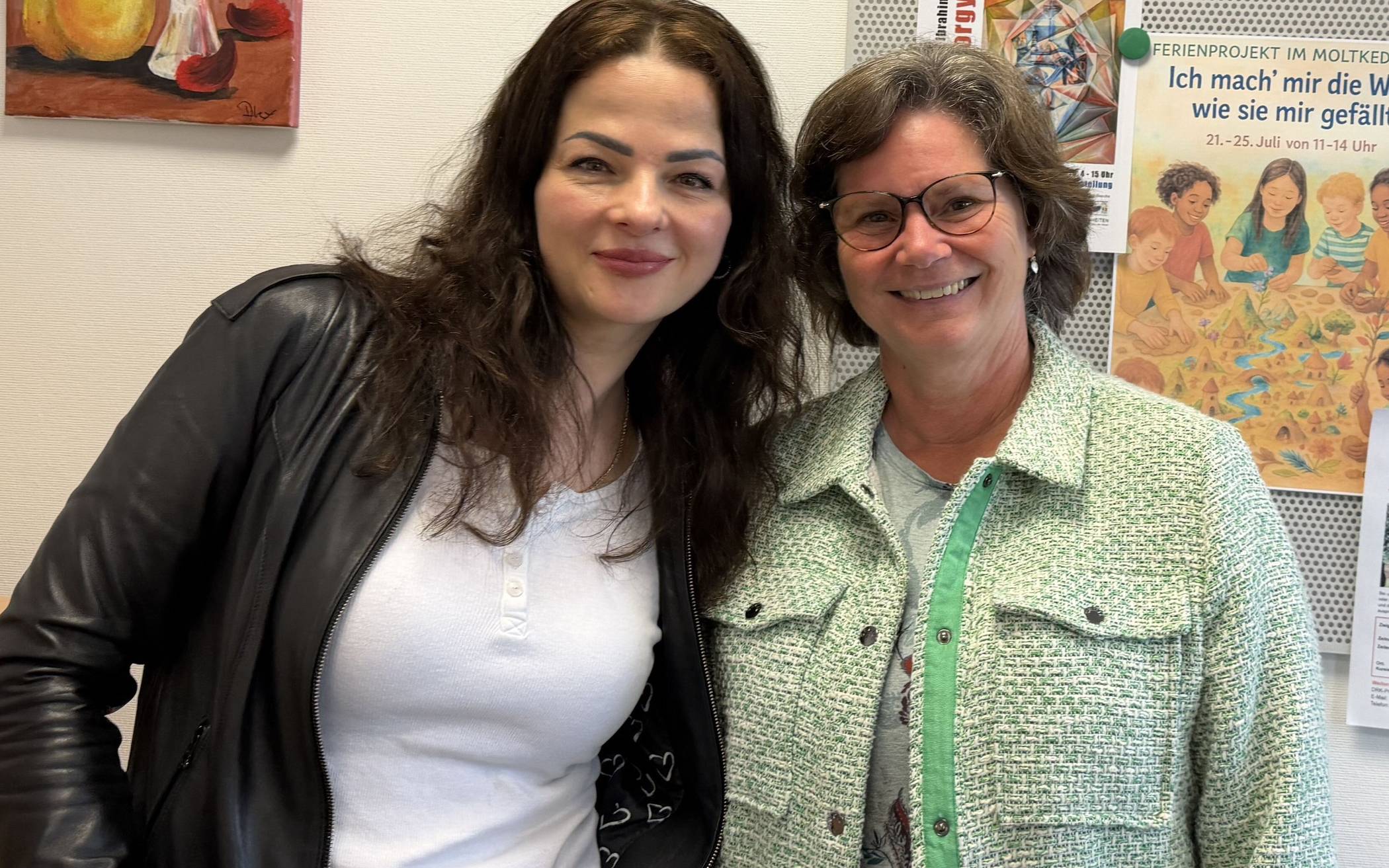 Die Ukrainerin Yevheniia Babak (links), hier mit Regine Hofmeister, arbeitet in der Bütt.  
