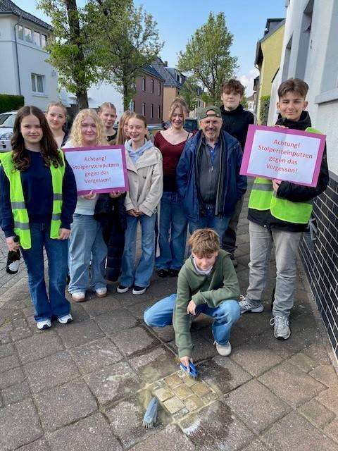  Die Konfirmanden haben jetzt wieder Stolpersteine geputzt. Foto: Privat  