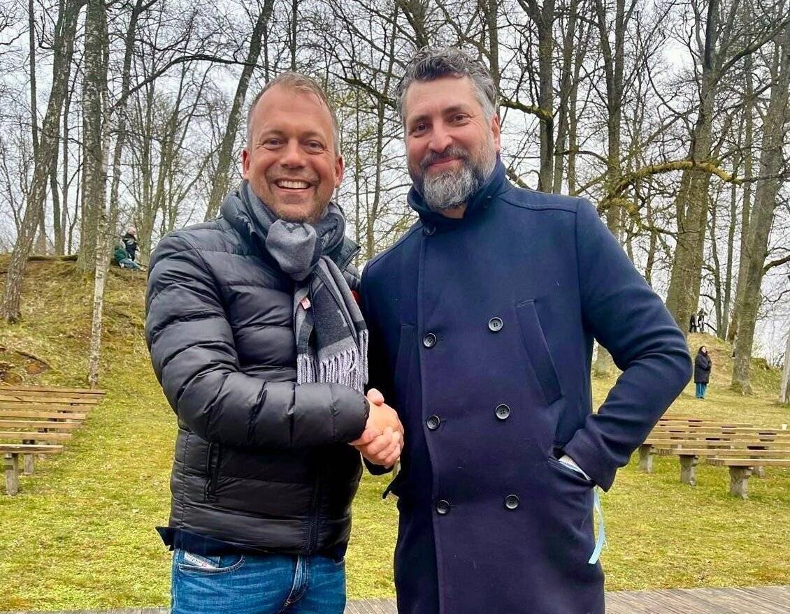 Austausch und Freunden und Kollegen: Bürgermeister Christian Pakusch trifft auf Smiltenes Bürgermeister Ervins Labanovskis. Foto: Stadt Willich