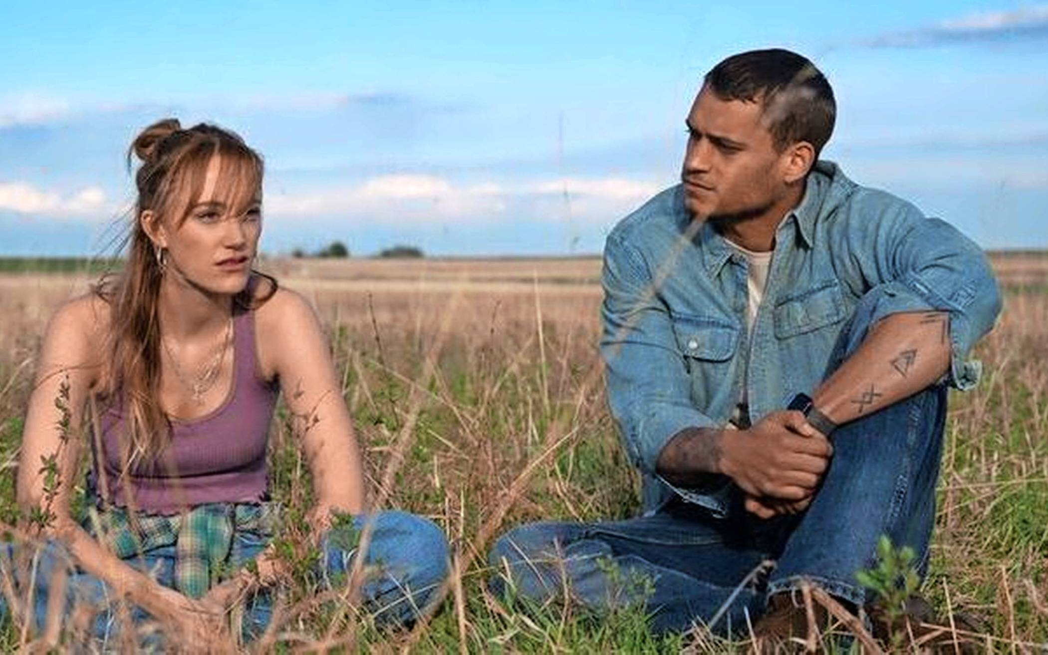 Kenna Rowan (Maika Monroe) erfährt Unterstützung durch Barbesitzer Ledger Ward (Tyriq Withers). 