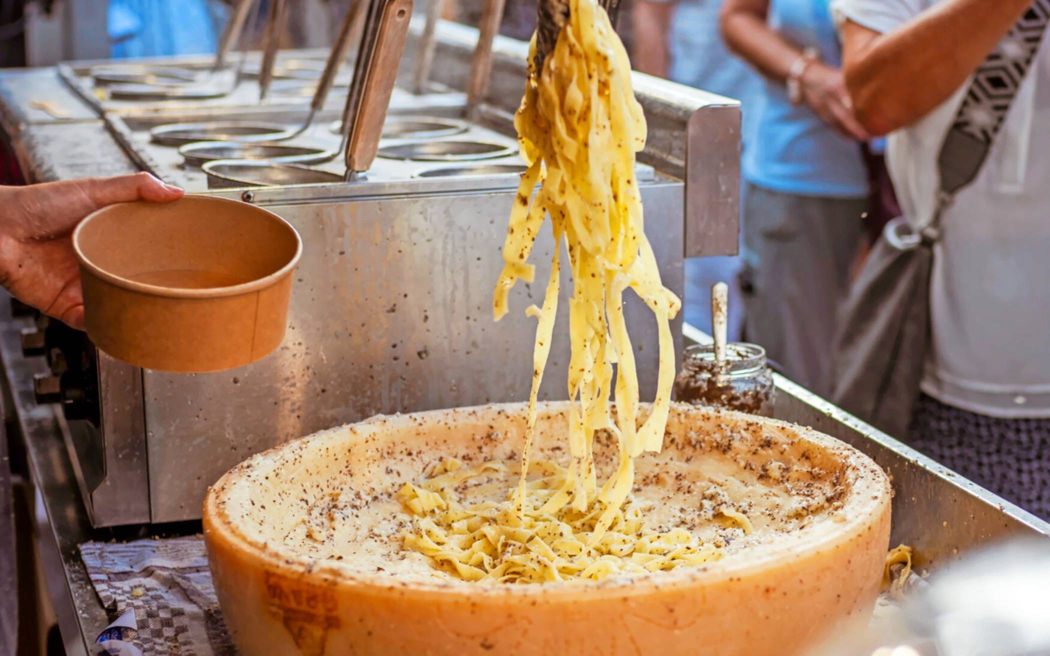Mmmmh…lecker!  Pasta aus dem Parmesanlaib. 