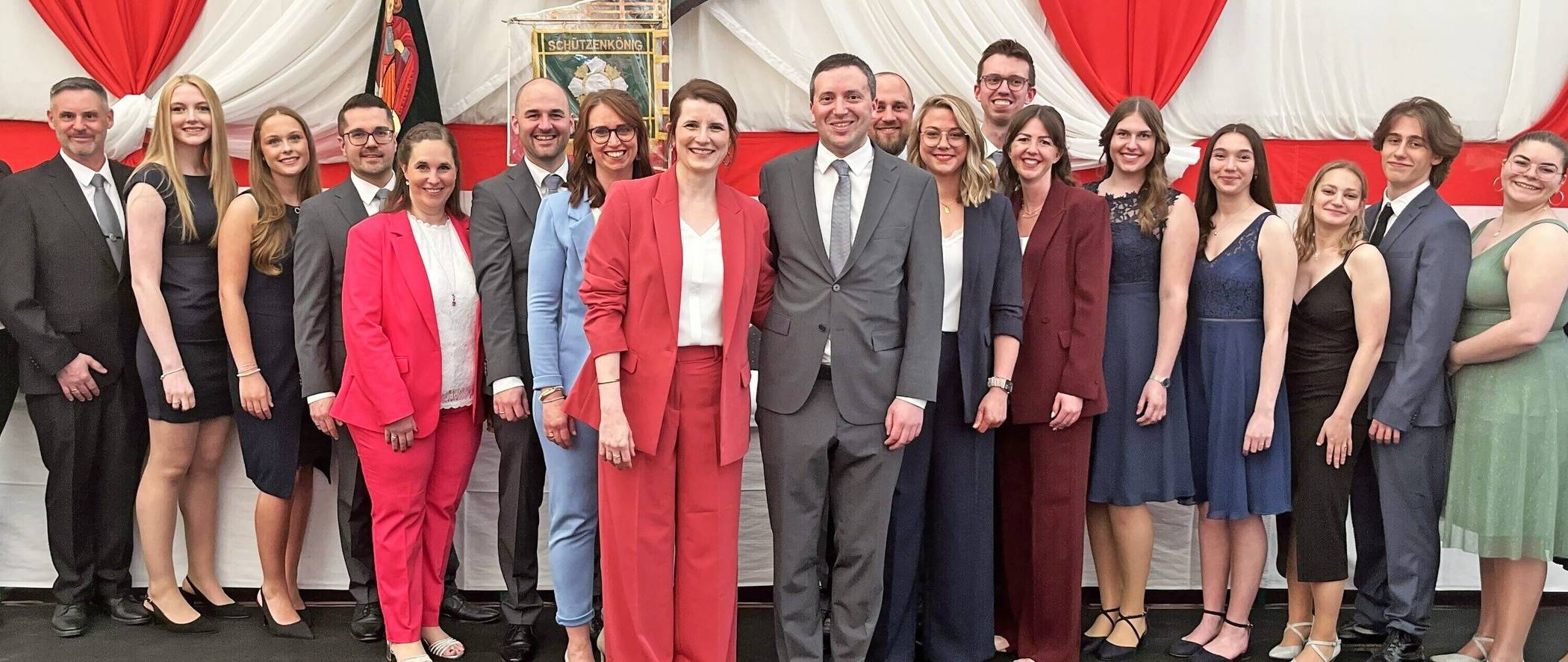 Das Königspaar Konni I. und Susi Schäfer vor seinem versammelten Hofstaat. 