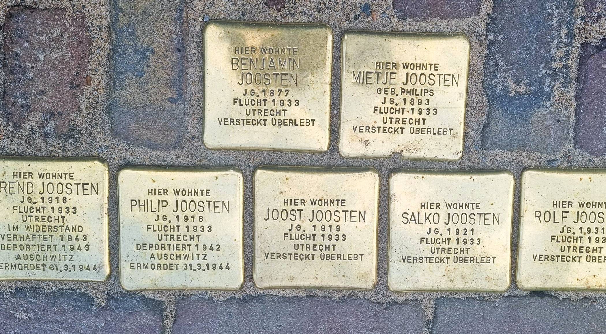  Die Stolpersteine der Familie Joosten in Lank-Latum. 