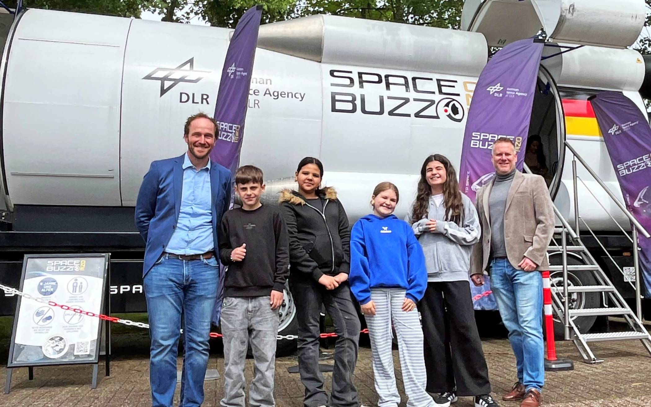 Bis zum Mond und zurück: vier der 175 SPACEBUZZ ONE-Astronauten aus der sechsten Klasse nach ihrem digitalen Ausflug ins Weltall – mit Schulleiter Tim Schmitz (l.) und Hans Iser, didaktische Leitung Hans-Jonas-Gesamtschule (r.). 