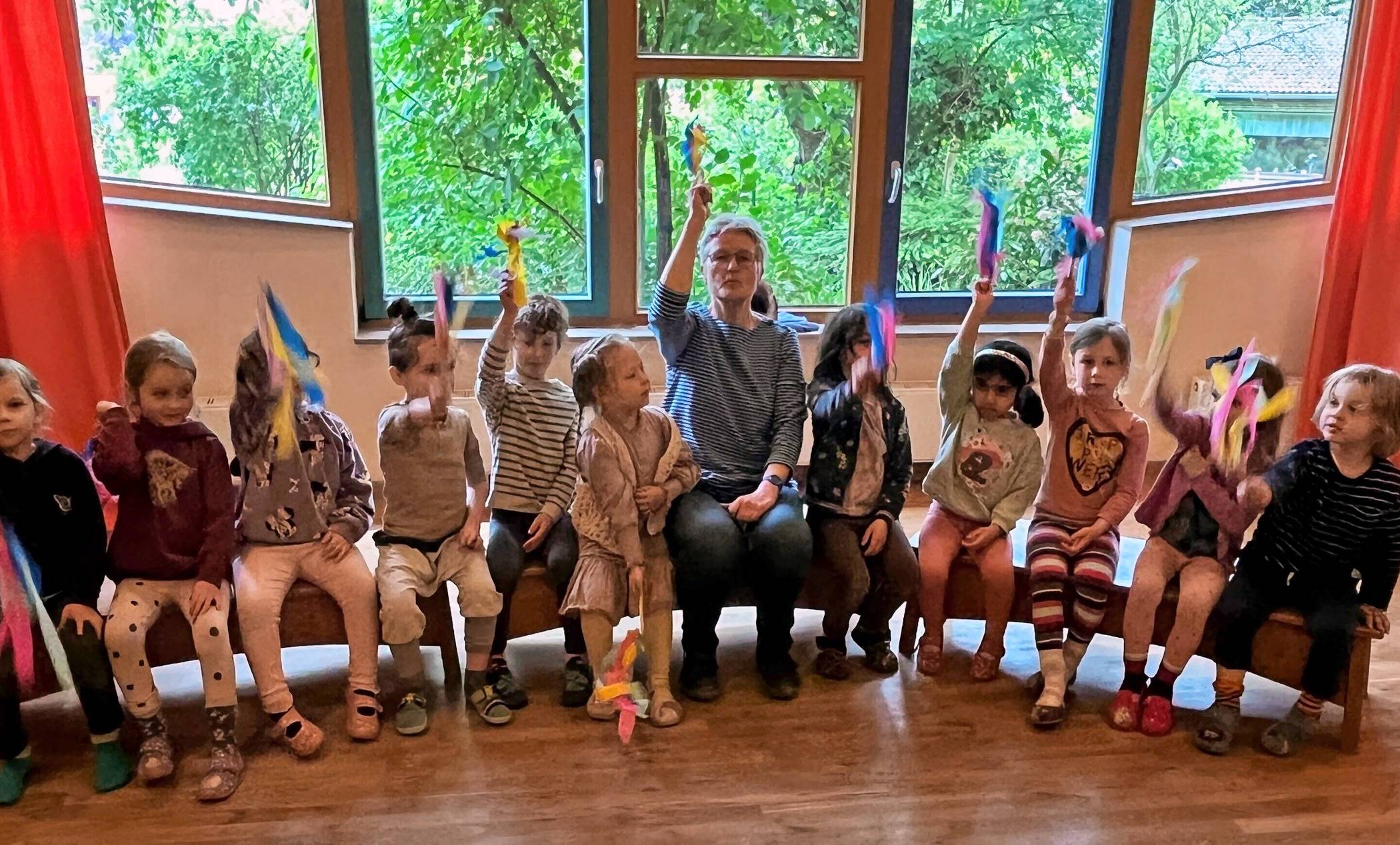 Üben schon fleißig den „Schubidua-Tanz“ für das Jubiläumsfest: die Kids aus der Waldorf-KiGa Hollerbusch. In der Mitte: Kindergarten-Leiterin Martina Kuhlmann, seit 40 Jahren im Hollerbusch-Team. 