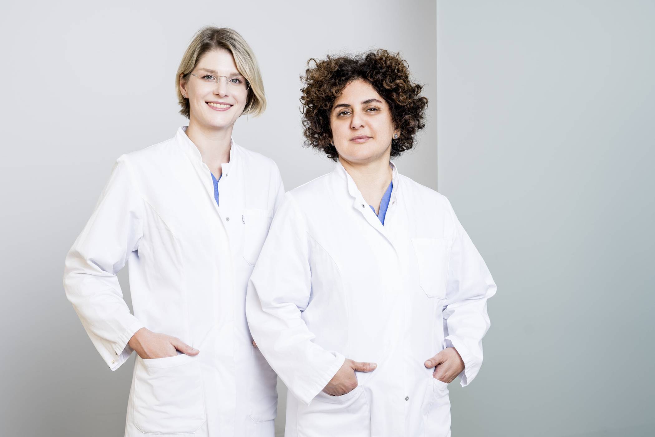  Die Chefärztinnen der Urologie am Hospital Kempen, Dr. Melanie Homburger (l.) und Dr. Maryam Mirza Tabatabaei. 