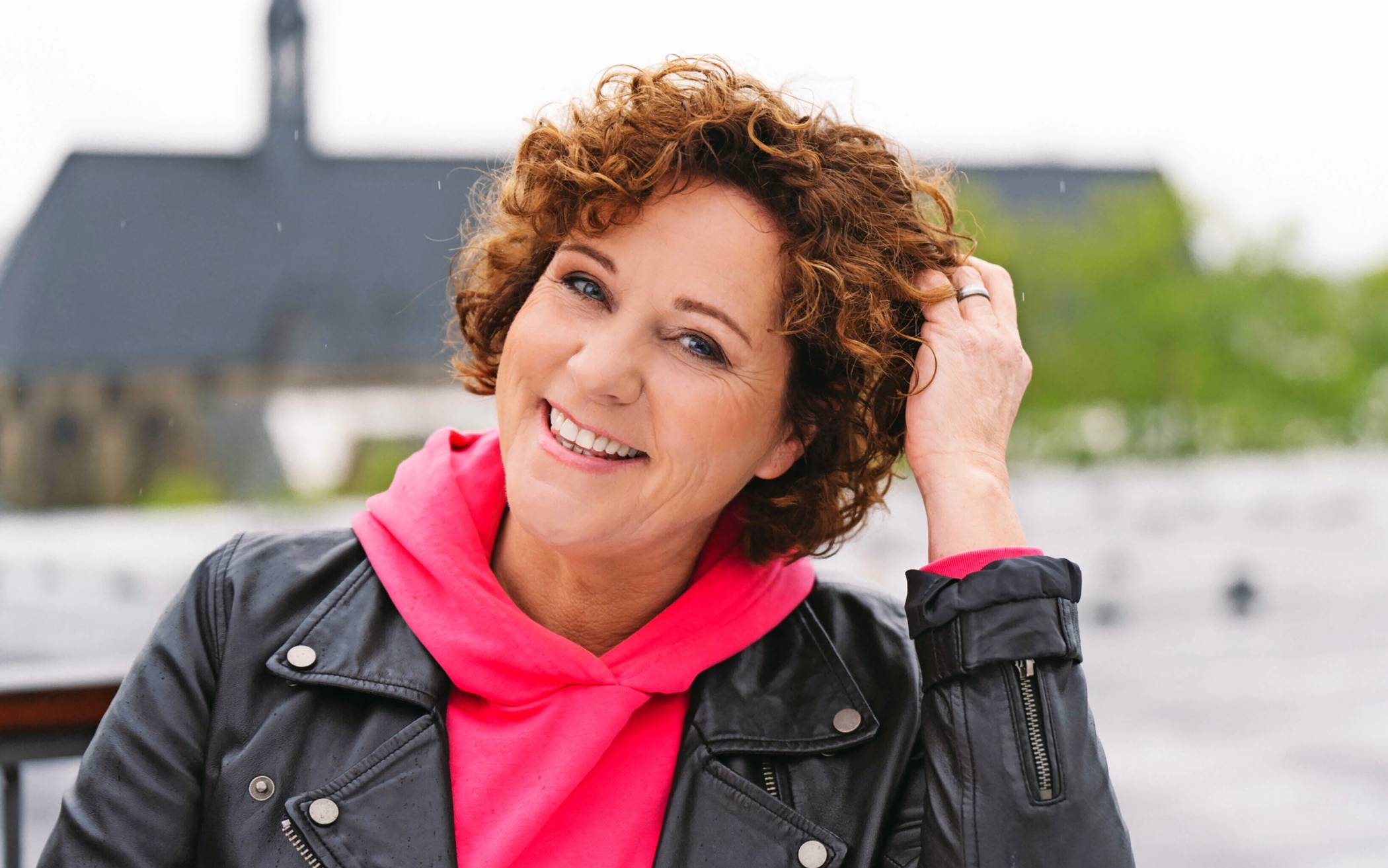 Moderatorin Steffi Neu liest im Bestattungshaus Torsten Heiss aus ihrem Buch „Landl(i)eben!“.