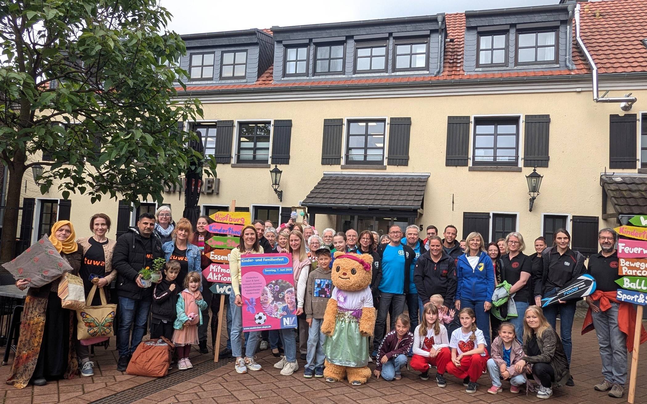  Über 40 teilnehmende Vereine und Institutionen bringen das bunte Programm beim Kinder- und Familienfest ins Dorf Neukirchen. 