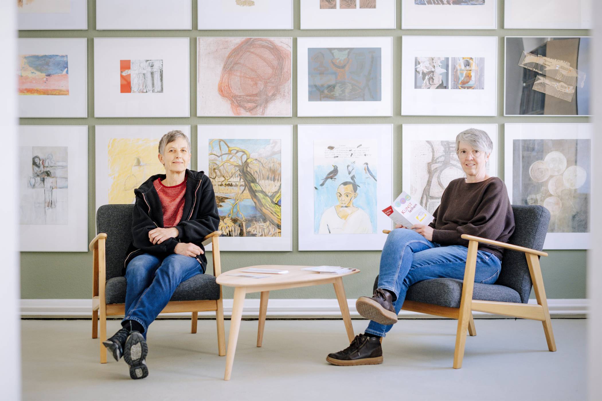  In der Artothek: Brigitta Heidtmann, Leiterin der Artothek seit 2016 (links), und GKK-Schatzmeisterin Barbara Leifeld. 