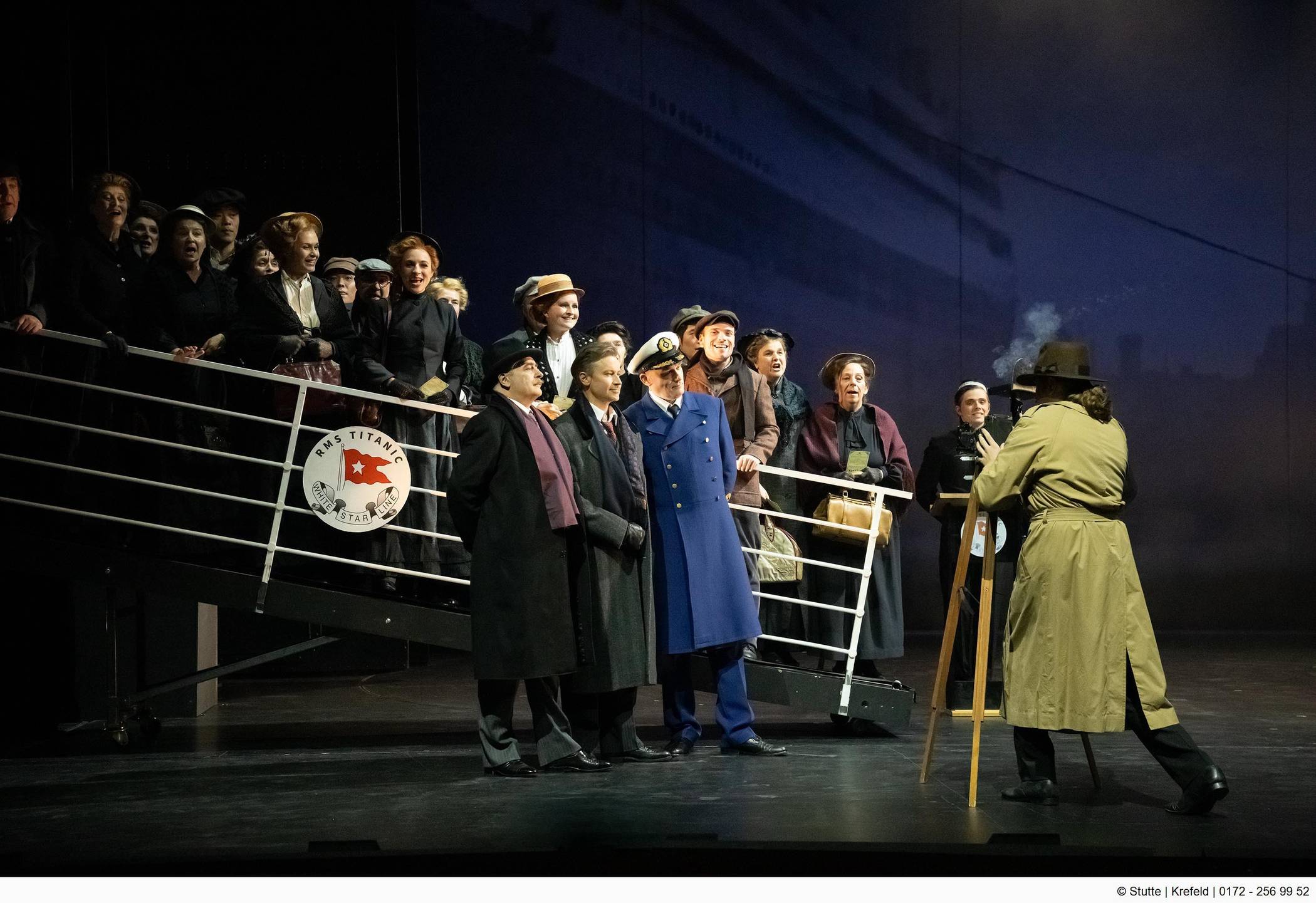  Vor dem Ablegen des Schiffes wird noch ein Foto aufgenommen: Der Titanic-Stoff wurde zu einem Musical verarbeitet, das nach Mönchengladbach nun auch in Krefeld auf die Bühne kommt. 