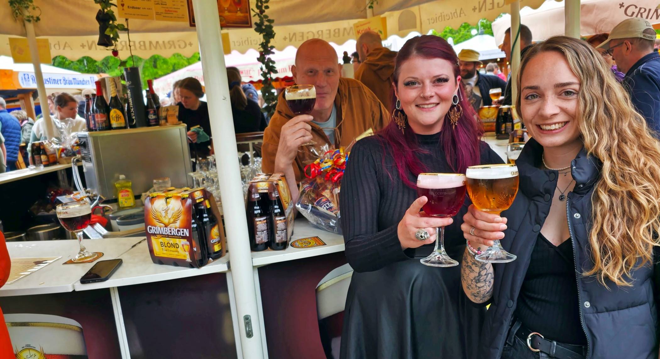 Carina Schmidt, Veranstalterin, und Josephine Gauselmann, Erste Bürgermeisterin von Mönchengladbach (r.), bei der Bierbörse 2025. Foto: privat