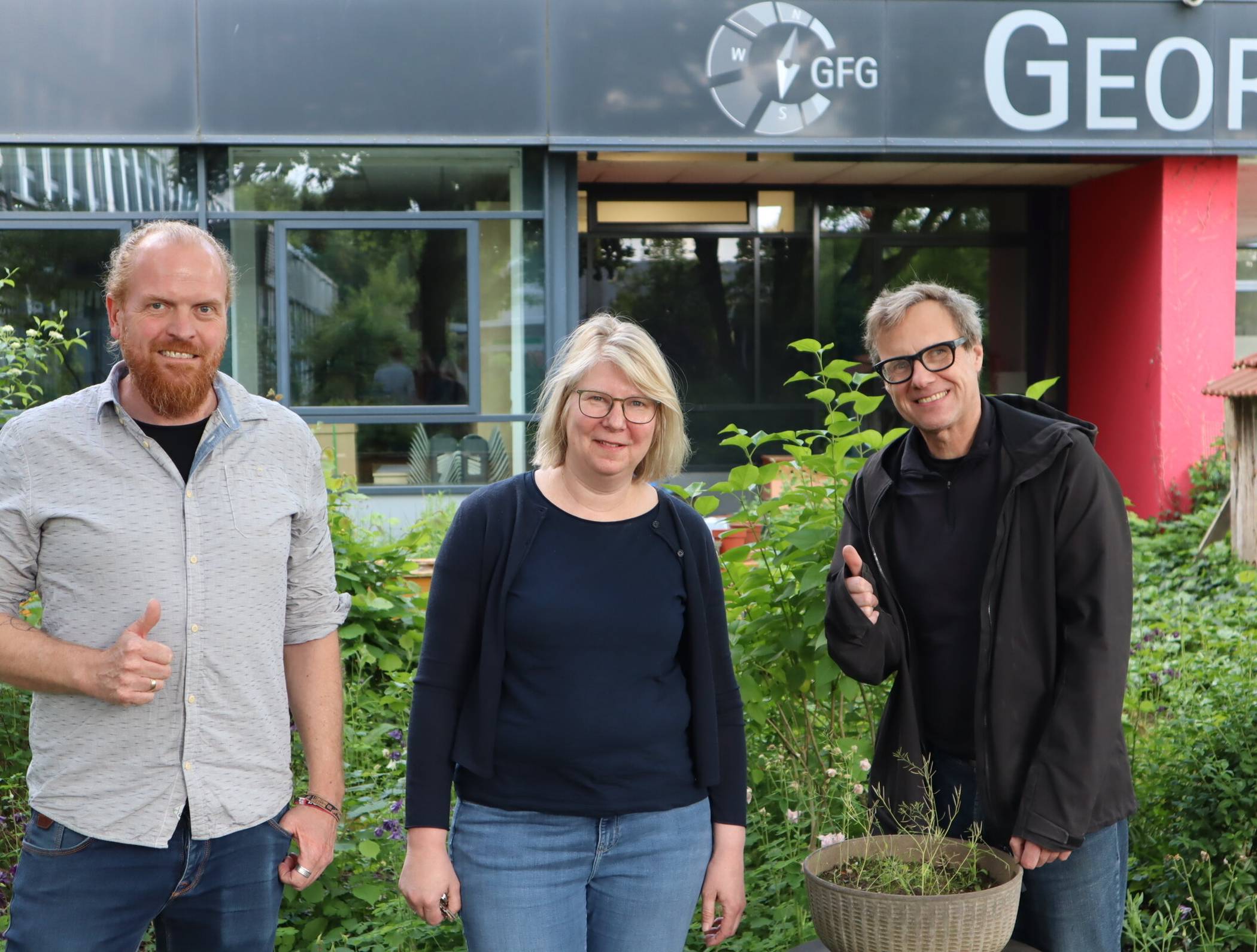 Norbert Kouker (GFG-Gymnasium) sowie Kirsten Matthes und Jörg Grütjen (UNESCO-Schule) wünschen sich Ehrenamtliche für die Schulgärten.