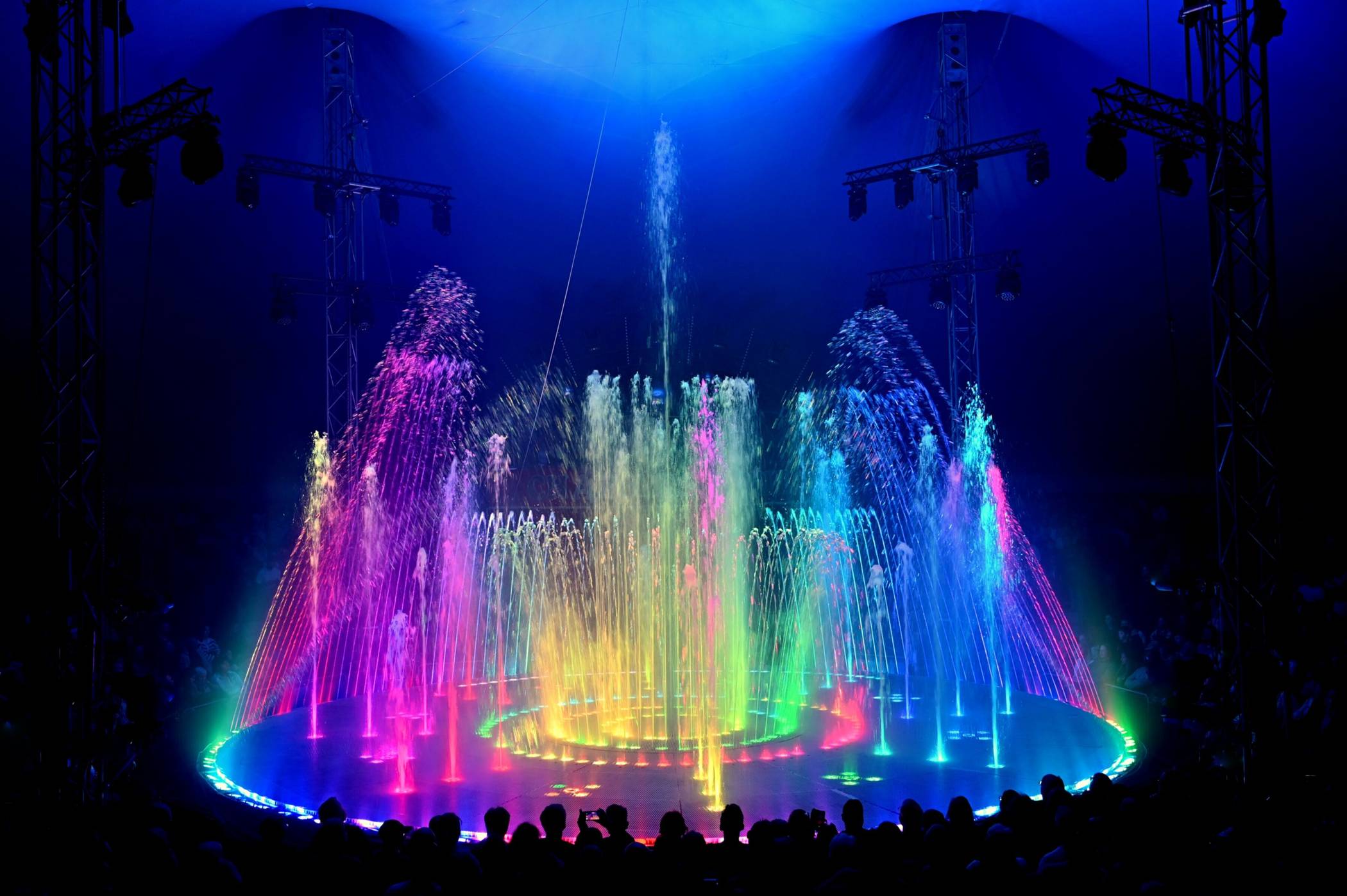  Beim diesjährigen Weihnachtscircus im NEW Kunstwerk erwartet das Publikum erstmals eine spektakuläre Wasserbühne mit aufwendigen Fontänen-, Licht- und Musikeffekten.  