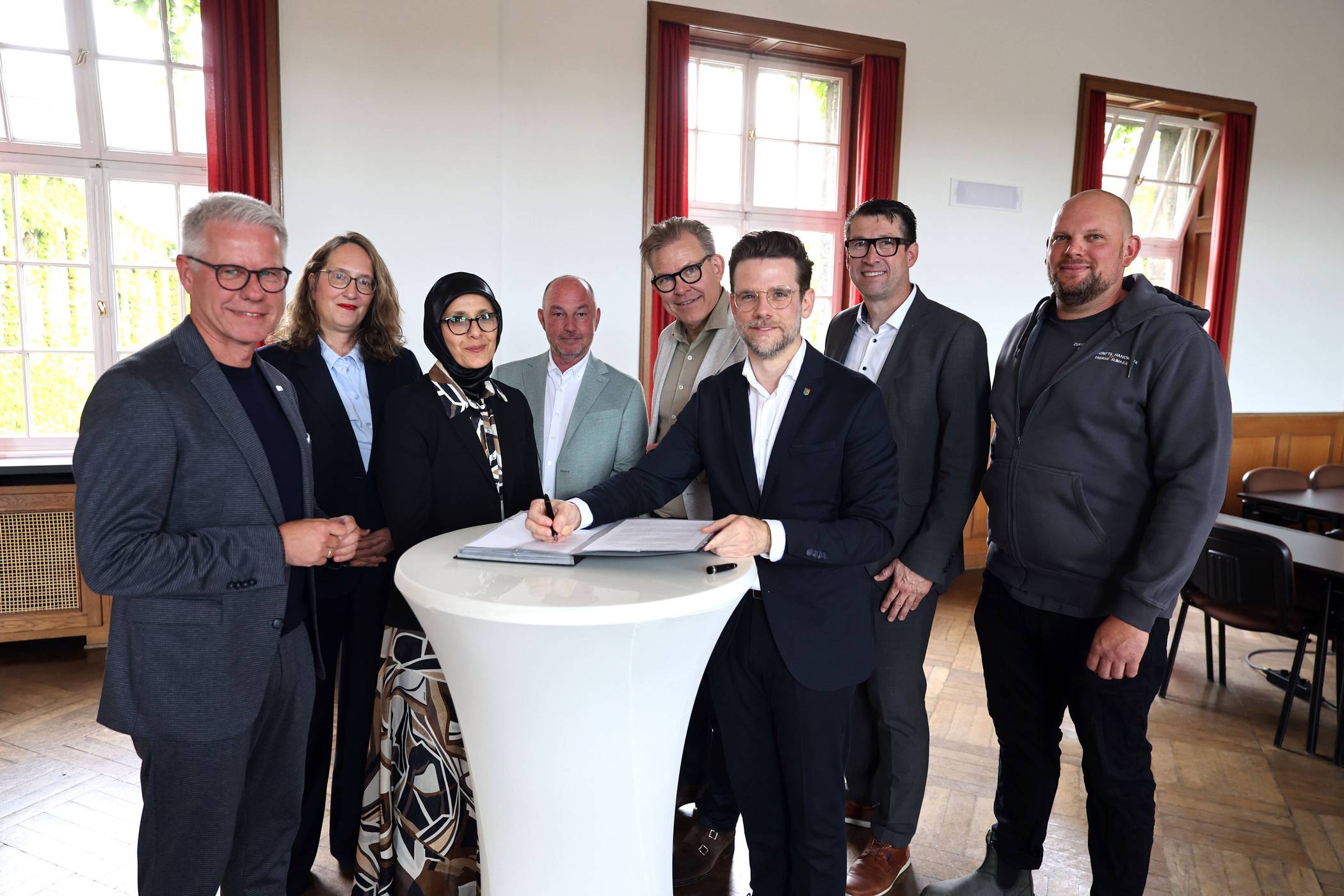Haben die Allianz für Wärmewende unterschrieben Oberbürgermeister Felix Heinrichs (vorne rechts) für die Stadt Mönchengladbach), Jürgen Steinmetz (vorne links) für die IHK Mittlerer Niederrhein sowie dahinter (von rechts) Jan Schneider (Verein ZukunftsHandwerk Energie + Klima), Friedhelm Lange (Wirtschaftsförderung), Frank Kindervatter (NEW AG), Torsten Rose (Kreishandwerkerschaft) und Nazime Kirici (Verbraucherzentrale). Auch die Technische Beigeordnete der Stadt Claudia Schwan-Schmitz (2.v.l.) unterstützt die Allianz.   