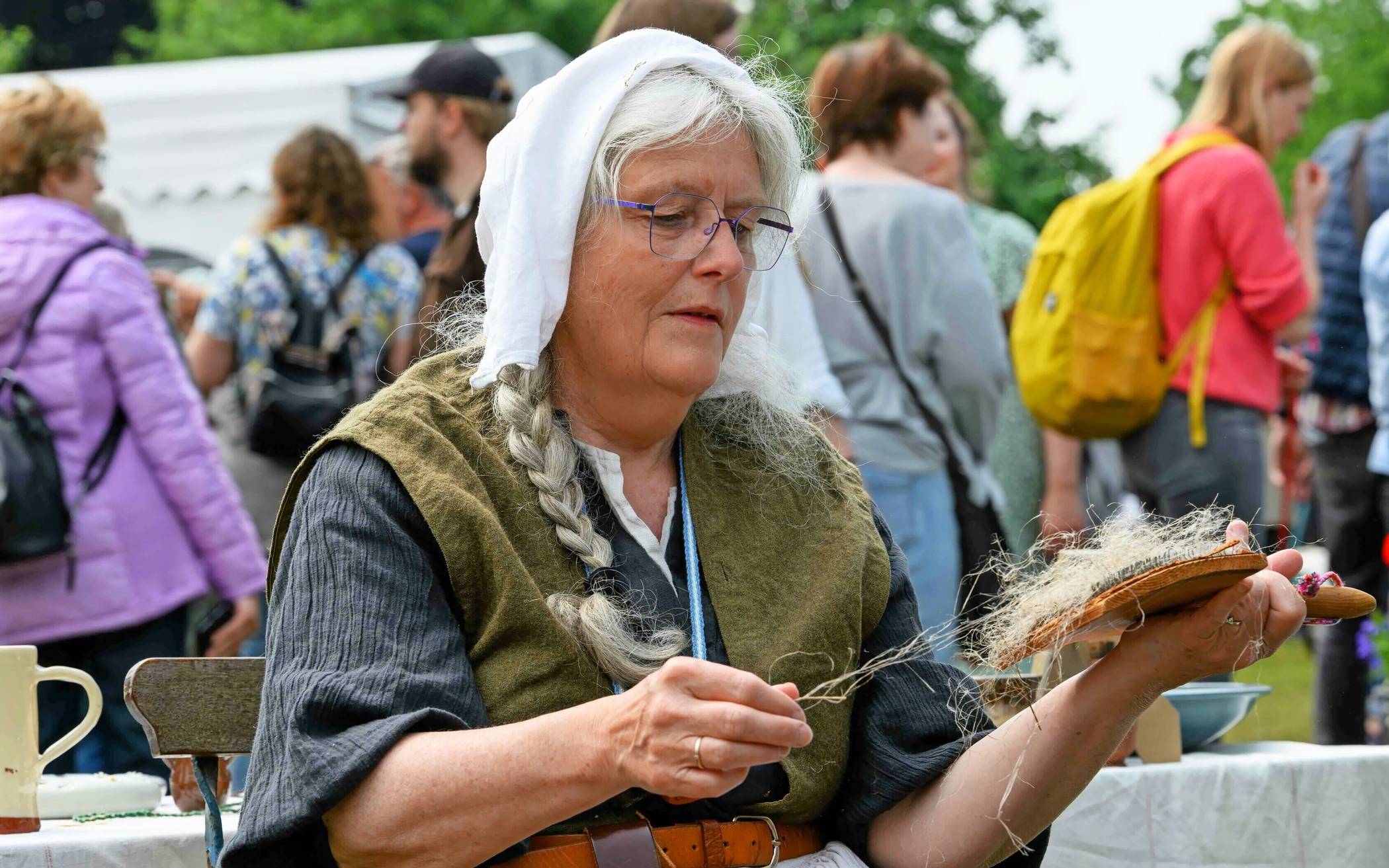  Aus Flachs wird Wolle gesponnen – die jahrhundertealte Handwerkstradition hat dem beliebten Markt zu Füßen der Burg Linn seinen Namen verliehen. 