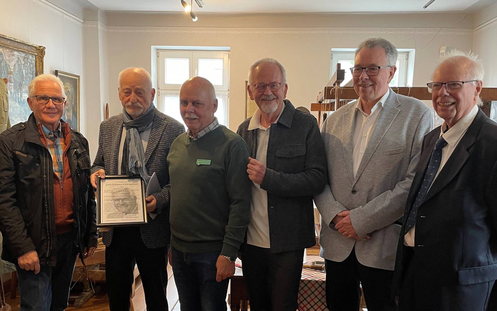  Theo Pricken, Geschäftsführer des Heimatvereins St. Hubert, Reinhard Maly, Senioren-Union Kreis Viersen, Frank Schubert, 1. Vorsitzender Heimatverein St. Hubert, Manfred Hoffmann, Vorsitzender der Senioren-Union Kempen, Peter Mertens, Geschäftsführer der Senioren-Union KreisViersen und Manfred Horrig, Schatzmeister der Senioren-Union Kreis Viersen (v.l.) bei der Preisübergabe. 