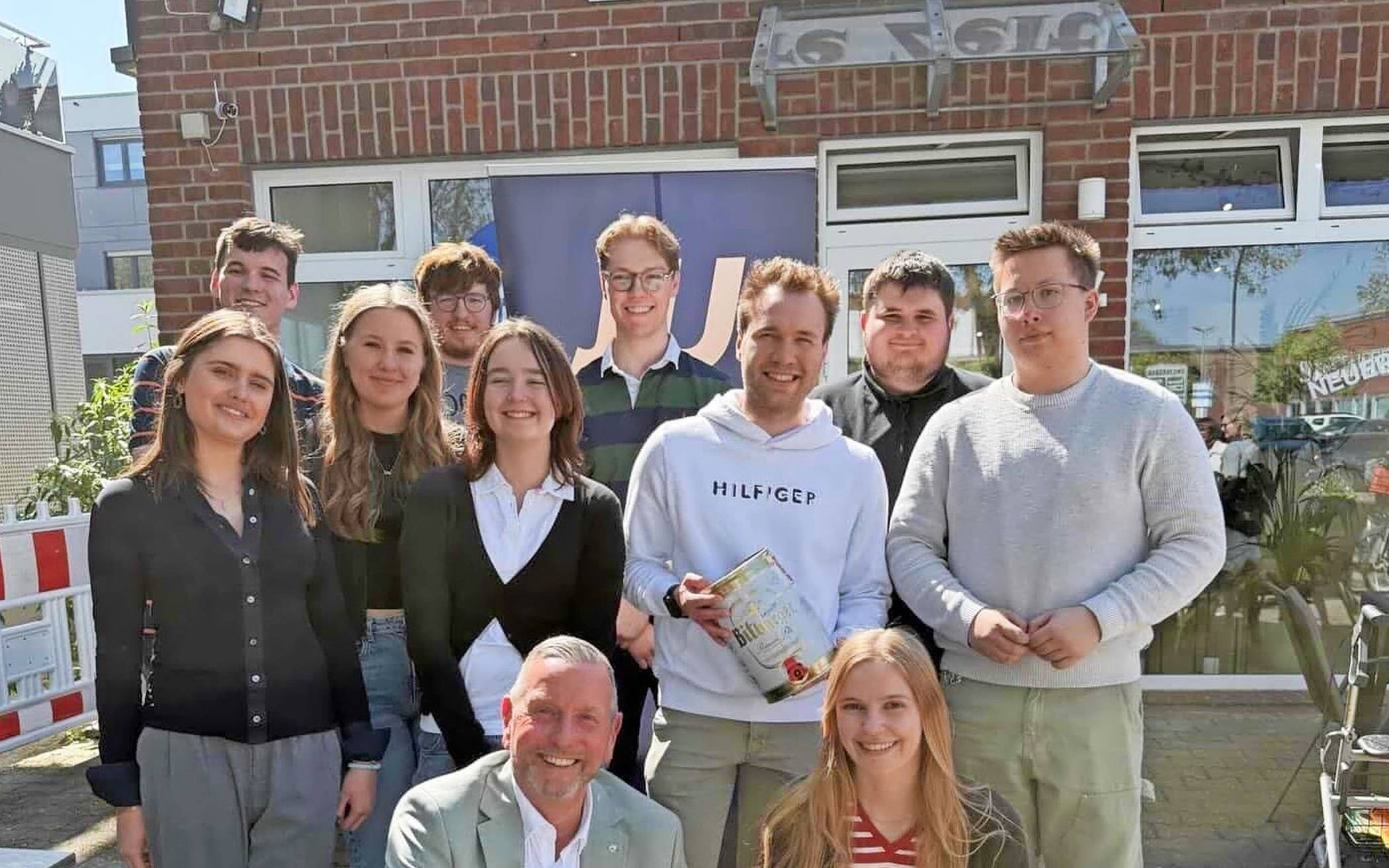  Lorenzo Mazzoli (Bildmitte, mit Bierdose) bleibt Vorsitzender der Jungen Union Willich. Dem neuen Vorstand gratulierte auch CDU-Vorsitzender und Landtagsabgeordneter Guido Görtz (vorne links). Foto: CDU Willich   