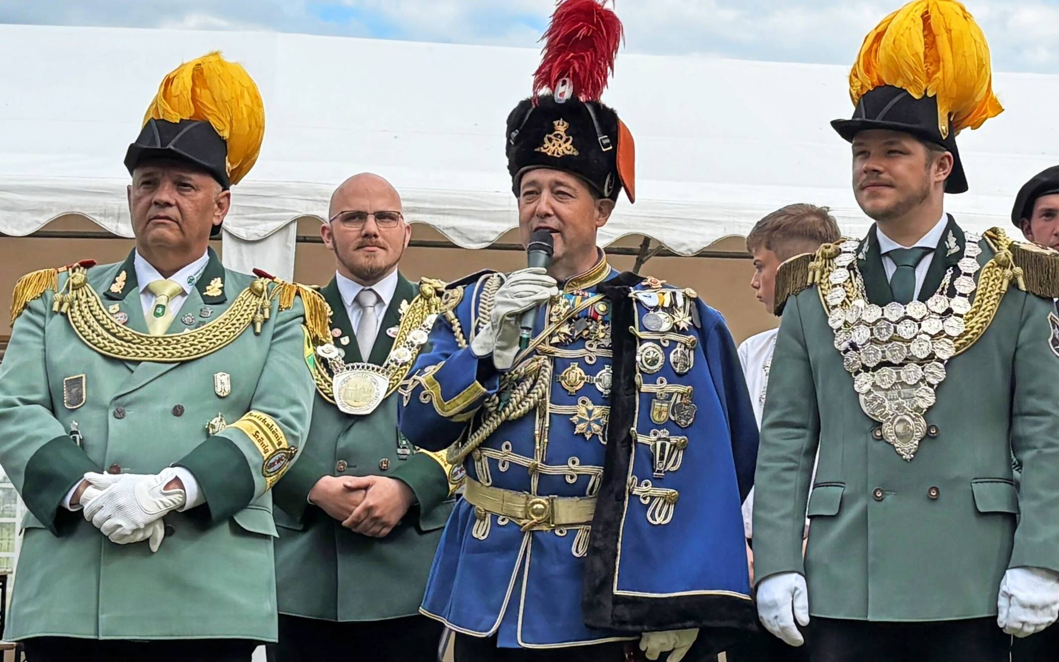 Frisch gekrönt. Als Nachfolger von Markus Schroers (links) krönten Diözesankönig Julian Hardt (2. v. l.) und Bezirksbundesmeister Dr. Mike Kunze (3. v. l.) den Niederheider Monarchen Matthias Wolf (r.) zum neuen Bezirkskönig für Krefeld, Willich und Meerbusch.
