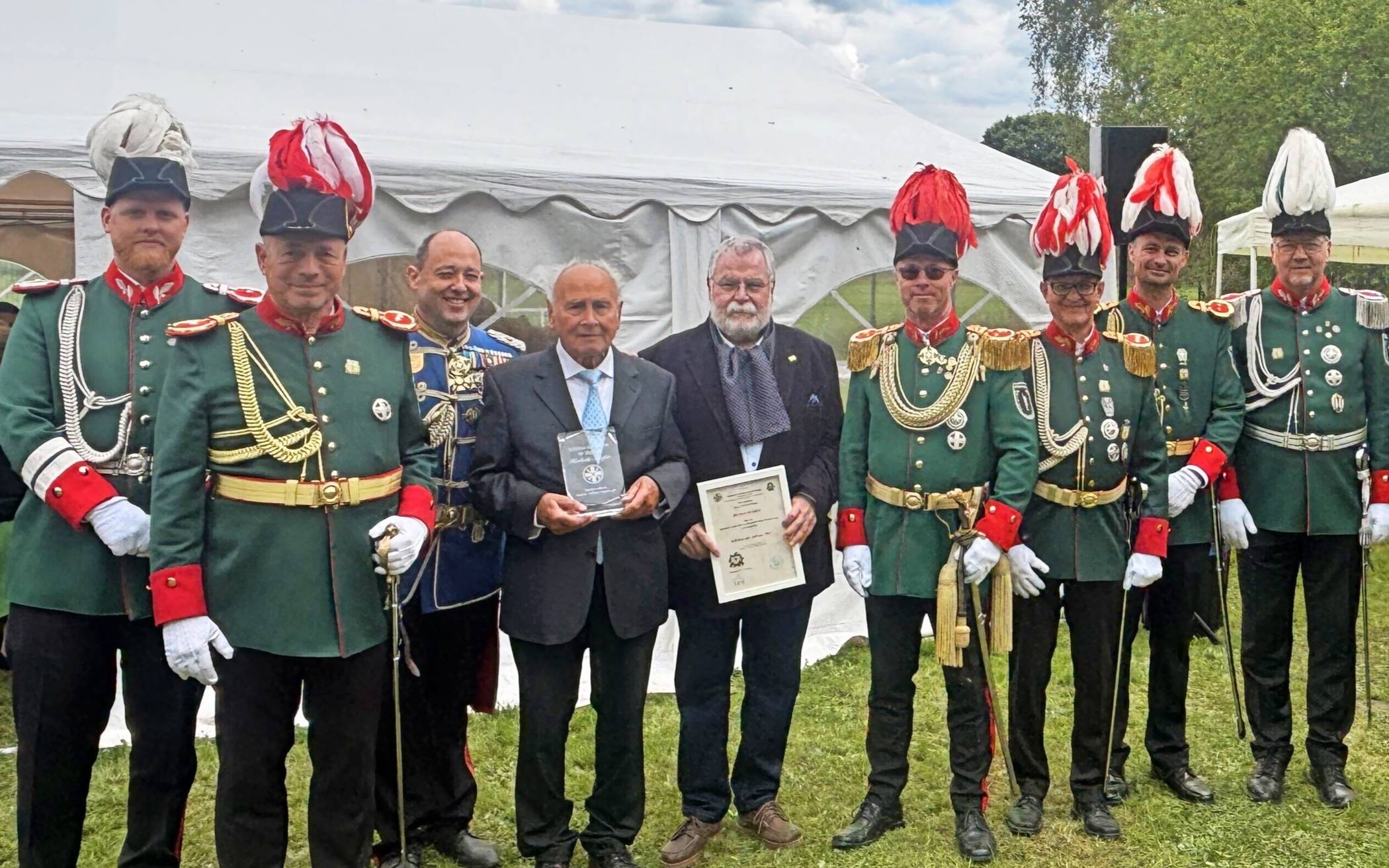  Herbert Schäfer: Inmitten des Lank-Latumer Offizierscorps ehrte Bezirksbundesmeister Dr. Mike Kunze (3.v.l.) den Lank-Latumer Mäzen und Schützenbruder Herbert Schäfer (4.v.l.) als „Schützen des Jahres 2025“. 
