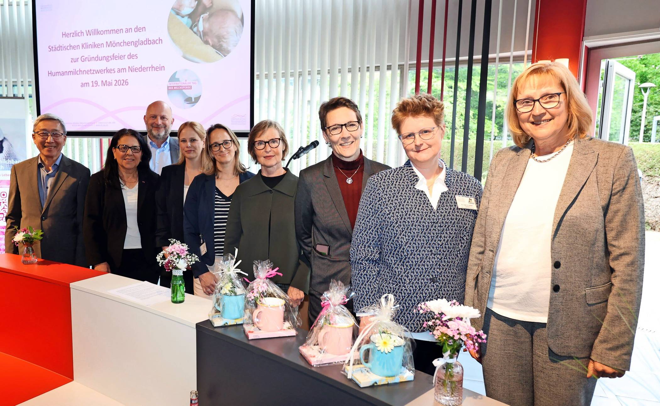   Bei der Eröffnung der ersten Zentralmilchbank NRWs im „Eli“ (v.l.): Ärztlicher Direktor Prof. Dr. med. Huan Nguyen, Bürgermeisterin Gülistan Yüksel, Geschäftsführer Thorsten Celary, Dr. med. Anja Jaeger, Leitung Zentralmilchbank, Dr. med. Ariane Sporkmann, Oberärztin Klinik für Gynäkologie und Geburtshilfe, Juliane Walz, Leiterin Projektgruppe „Strukturelle Weiterentwicklung Geburtshilfe, Geschlechterperspektive” vom Ministerium für Arbeit, Gesundheit und Soziales Land NRW, Geschäftsführerin Dr. Silke Kühnle, Dr. med. Sabine Keiser, Chefärztin Klinik für Kinder- und Jugendmedizin, Aufsichtsratsvorsitzende Marion Gutsche. Foto: Markus Rick  