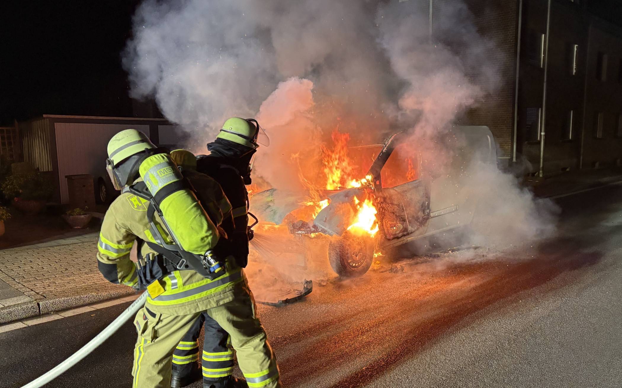 Brennender Kleintransporter in Moers-Scherpenberg