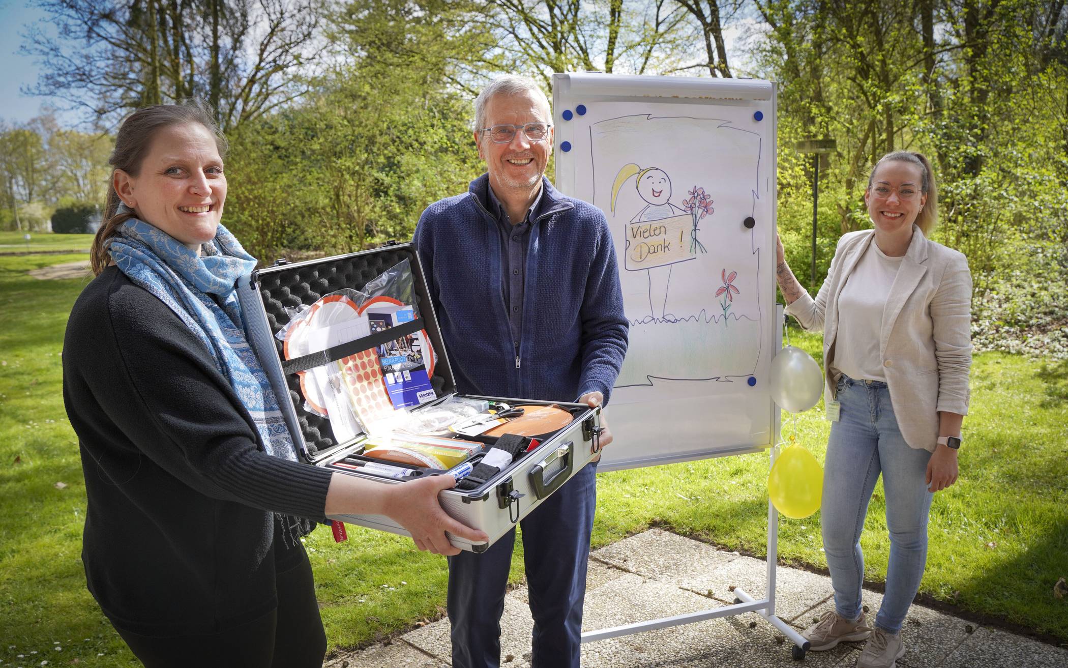 Neue Ausstattung für die Teams der Praxisanleitung und des Onboardings: Barbara Kibedi (li.) und Julia Walgenbach freuen sich über einen vom Förderverein angeschafften Moderationskoffer, der in der Pflege-Ausbildung und beim „Onboarding“ neuer Mitarbeiter im Krankenhaus zum Einsatz kommen wird. Überreicht wurde dieser vom Vereinsvorsitzenden Dr. Norbert Thiele. 