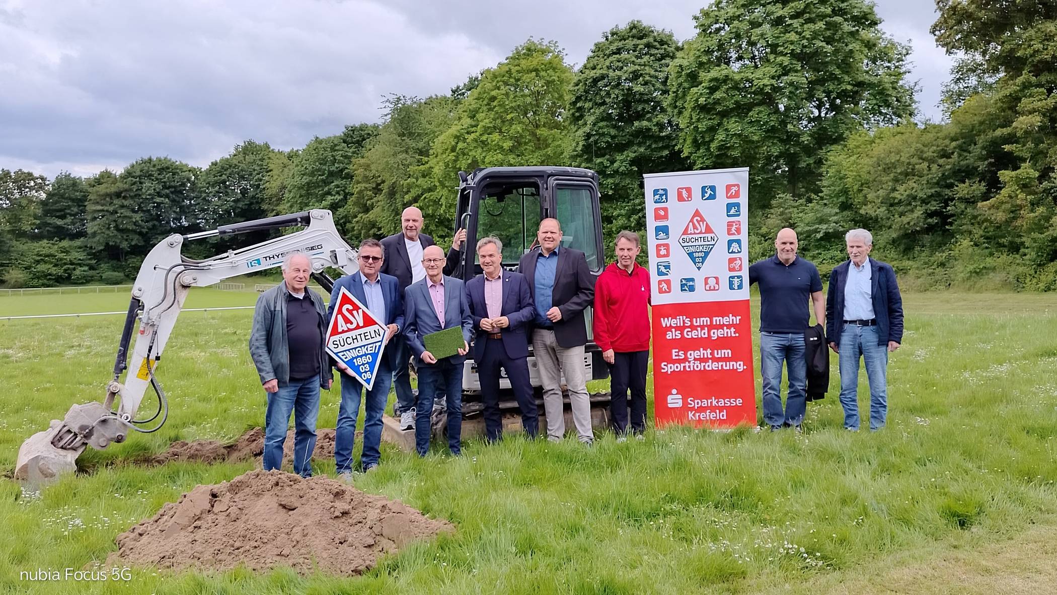  Am symbolischen Spatenstich nahmen neben Vertretungen des Vereins und dem Bürgermeister auch Beteiligte der Sparkassenstiftung der Sparkasse Krefeld sowie des Planungsbüros teil. 