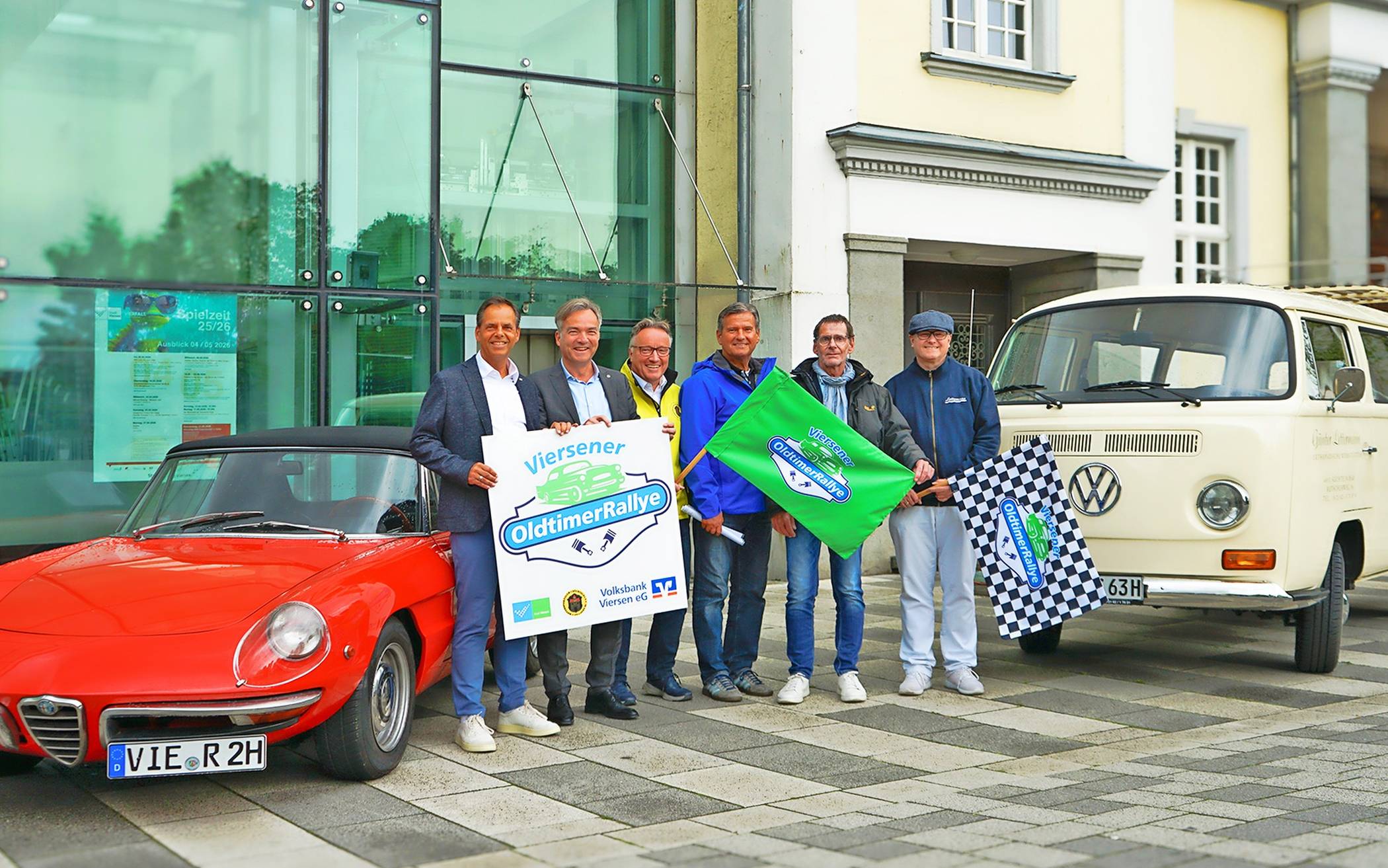 Freuen sich auf die 37. Auflage der Viersener OldtimerRallye (v.l.): Michael Willemse (Vorstand Volksbank Viersen), Christoph Hopp (Bürgermeister Viersen), Rainer Schnäbler (Motorsportclub Süchteln), Arno Rennen (Besitzer des Alfa Romeo und Teilnehmer), Holger Keller (Citymanagement Stadt Viersen) und Pierre Halley (Fahrer des Volkswagen T2 und Teilnehmer).  