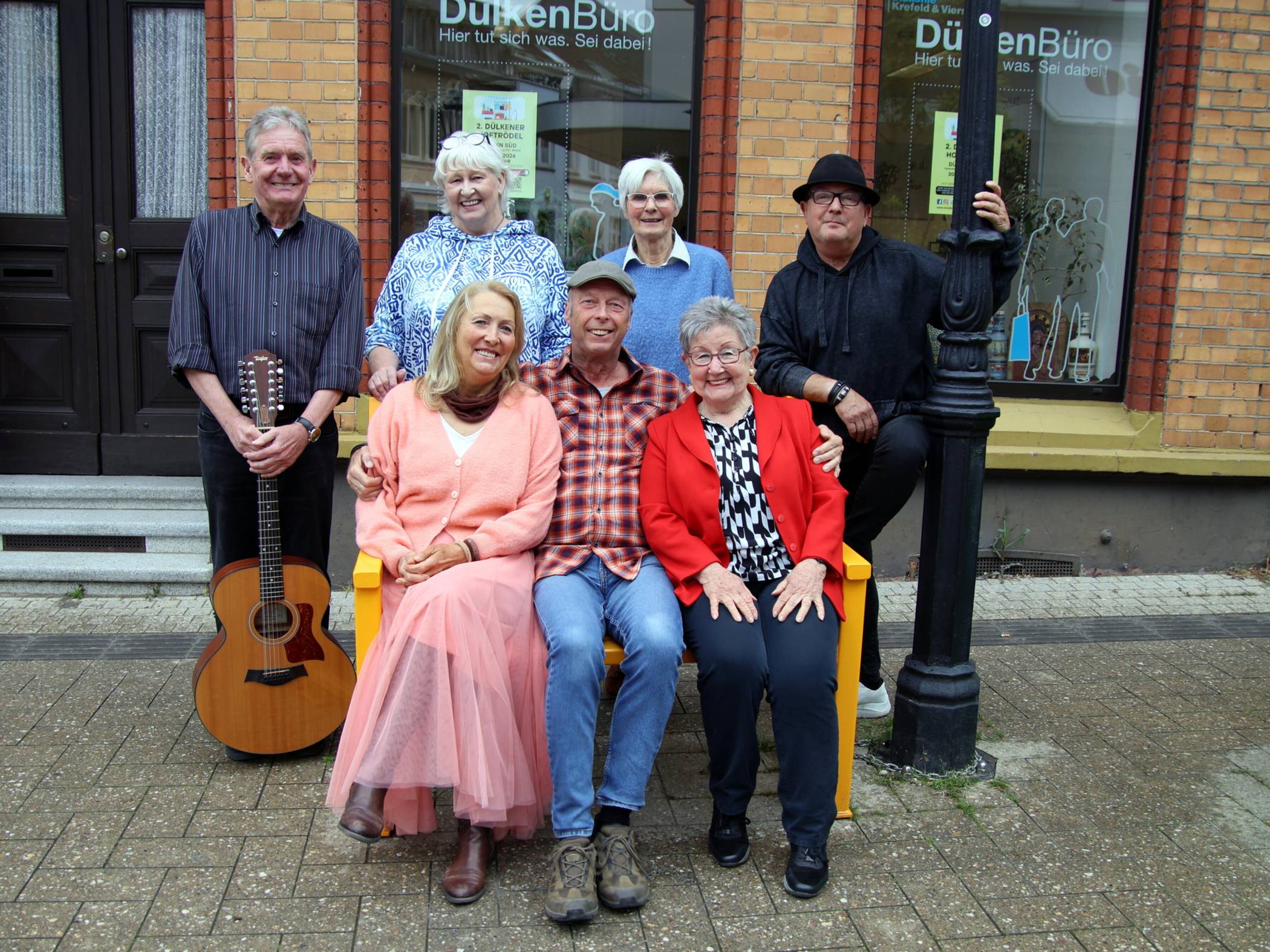 Das Theaterensemble freut sich auf die Premiere (v.l.): oben Michael Evers, Gabi Koepp, Petra von Cölln-Köppen und Reinhard Laschet, unten Betty Brouwers, Stefan Gerads und Inge Brendt.  