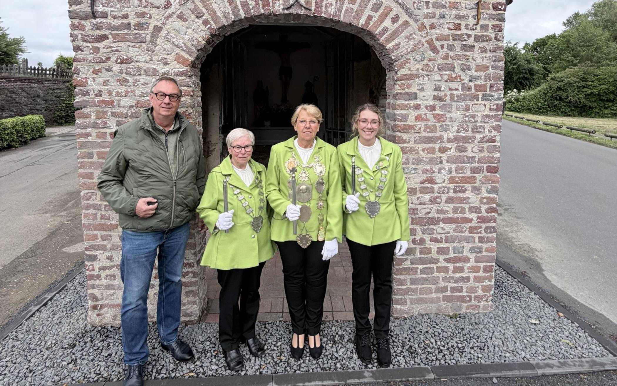 Setzen sich für die Pestkapelle ein (v.l.): Ralf Stobbe (Vorsitzender VVV Lobberich), Ministerin Walburga Klaus, Königin Marion Dohmes, Ministerin Ann-Kathrin Dohmes.     