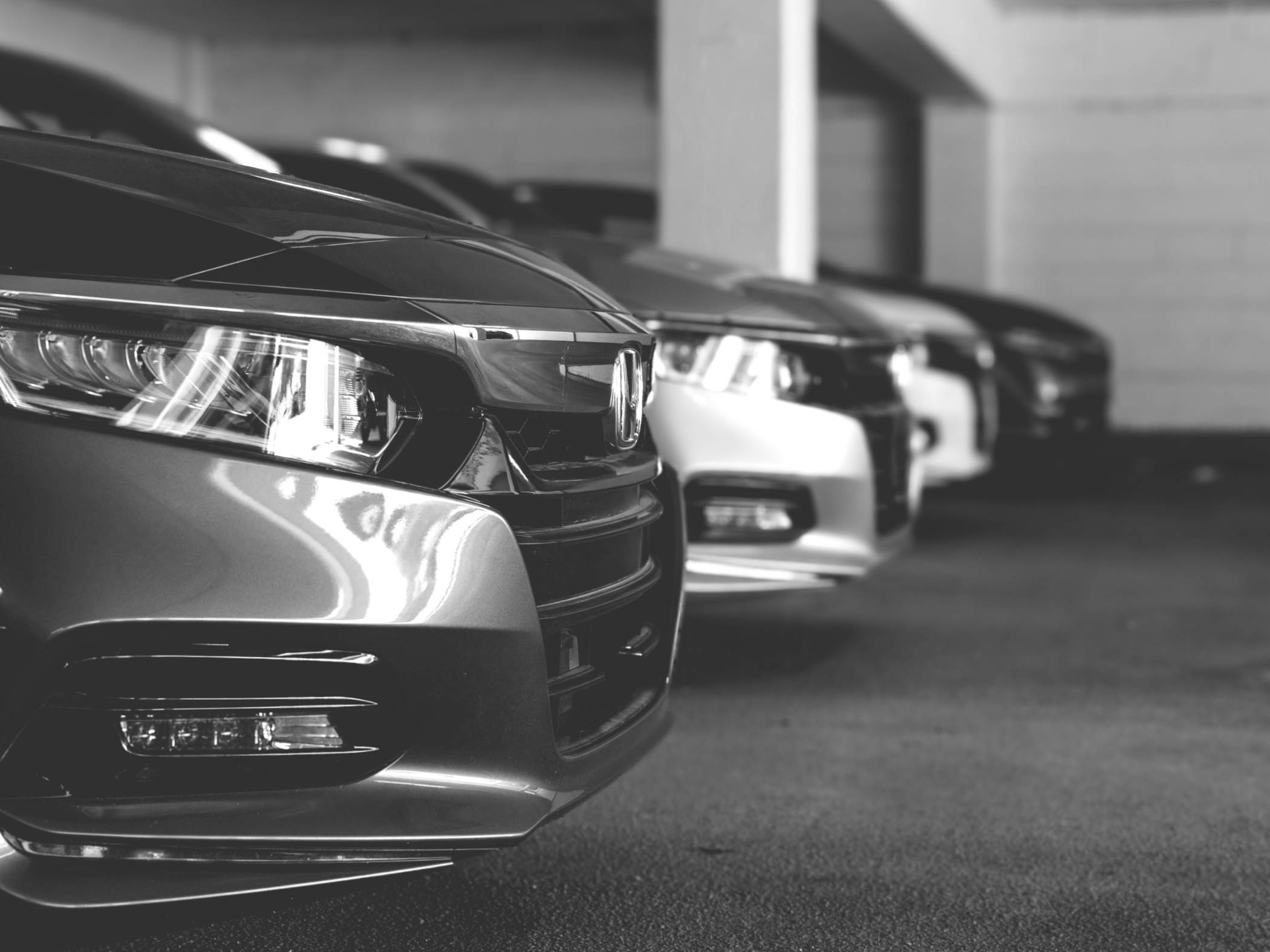  Mehrere Autos in einer Reihe sind von der Seite zu sehen. 