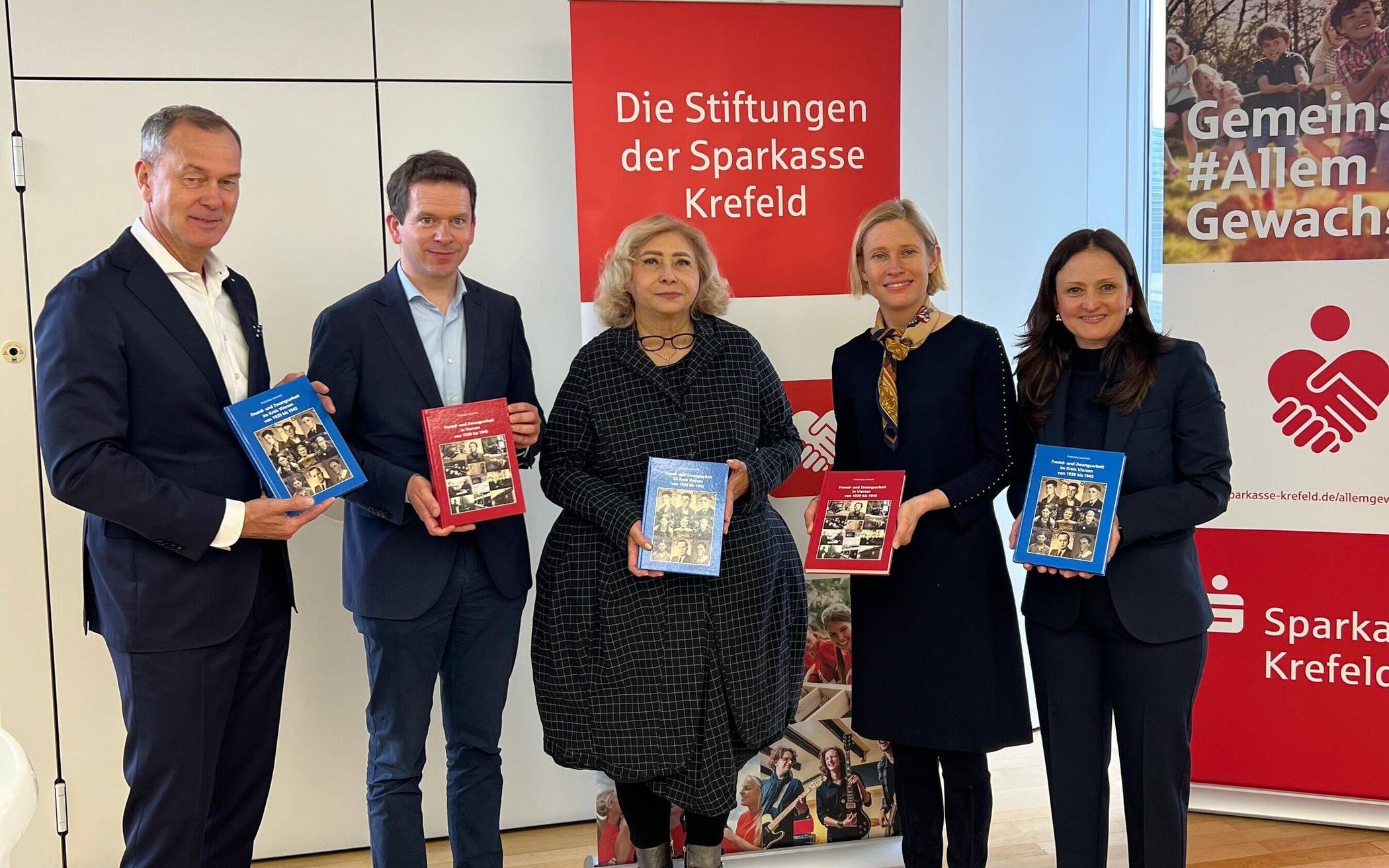 Stellten das neue Werk vor (v.l.): Stefan Grunwald (Vorstand Sparkasse), Dr. Martin Plum (MdB Kreis Viersen), Dr. Leah Floh (Vorsitzende Jüdische Gemeinde Mönchengladbach-Viersen) Silvia Pfaar (Sparkasse) und Autorin Franciska Lennartz.