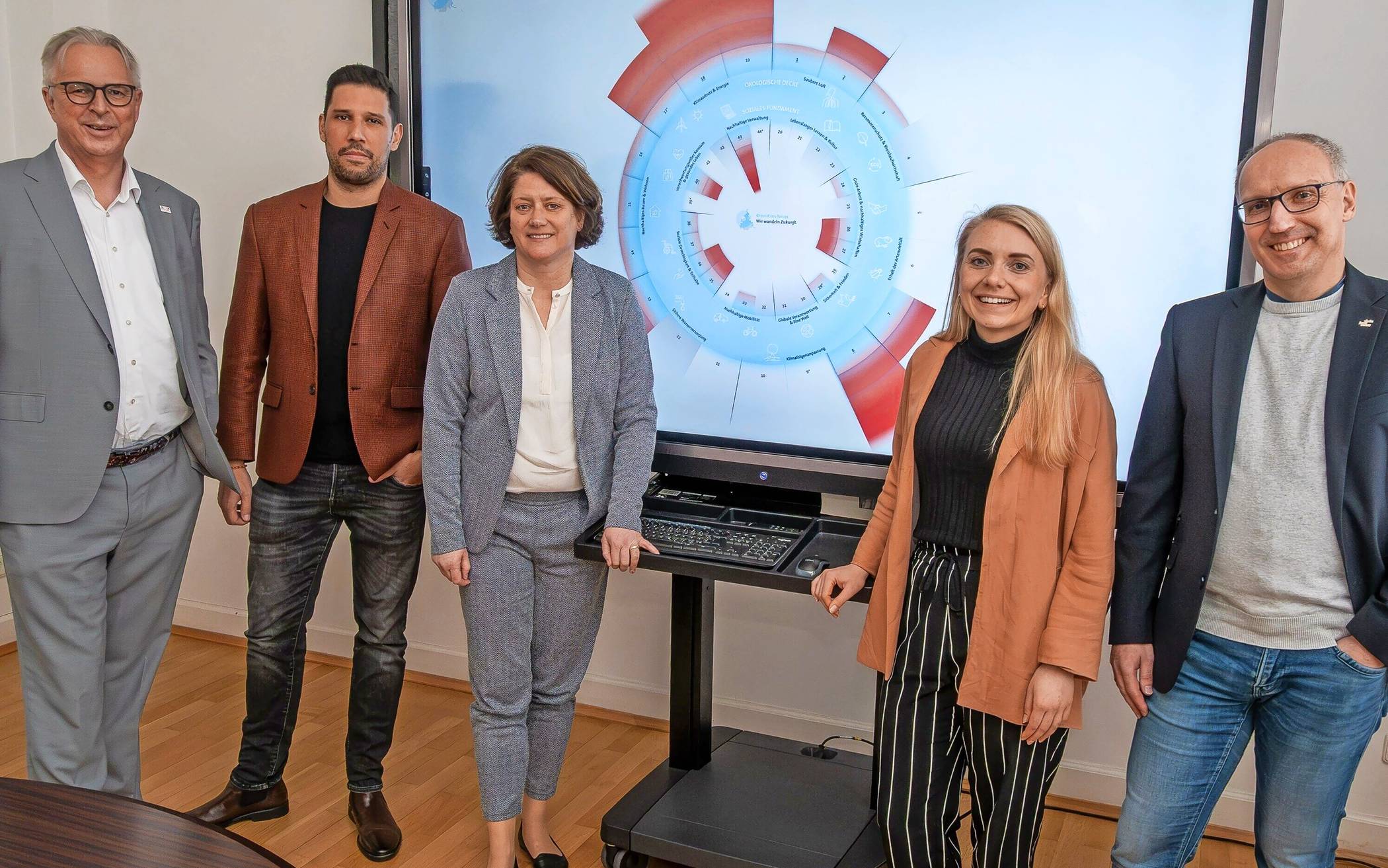 Kreisdirektor Dirk Brügge, Nachhaltigkeitsbeauftragter Thiago de Carvalho Zakrzewski, Landrätin Katharina Reinhold, Nachhaltigkeitsmanagerin Aileen Wichmann und Amtsleiter Marcus Temburg (v.l.). 