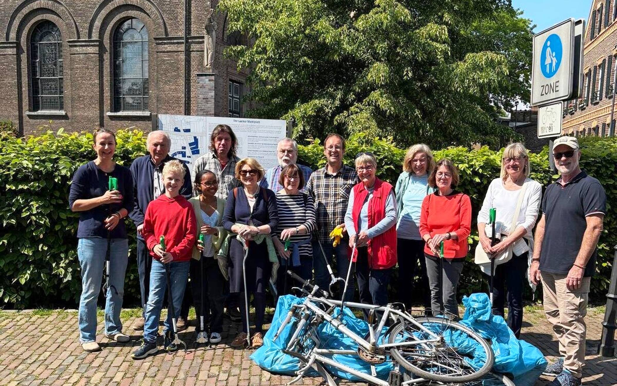  Unter anderem zwei einfach im Gebüsch entsorgte alte Fahrräder fand der Heimatkreis Lank beim Dreckwegtag 2026. 